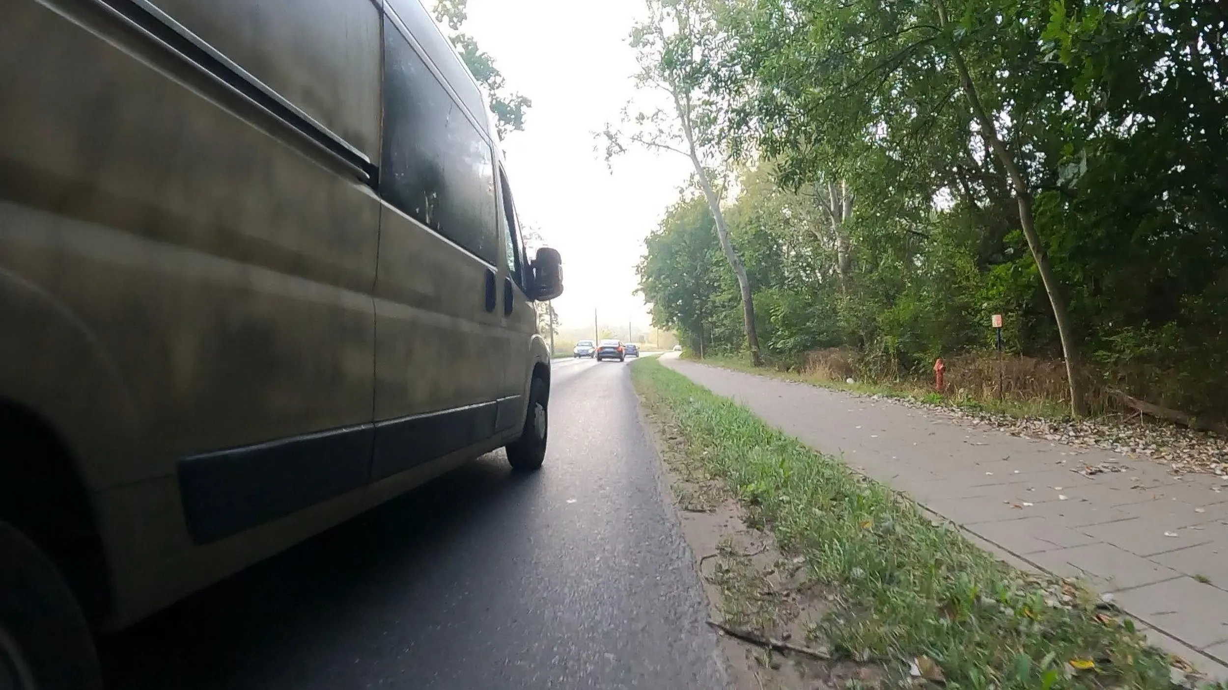Bandyta w usyfionym dostawczaku celowo wyprzedza na centymetry rowerzystkę spychając ją. Celowe ryzykowanie potrąceniem i stworzenie zagrożenia na drodze.