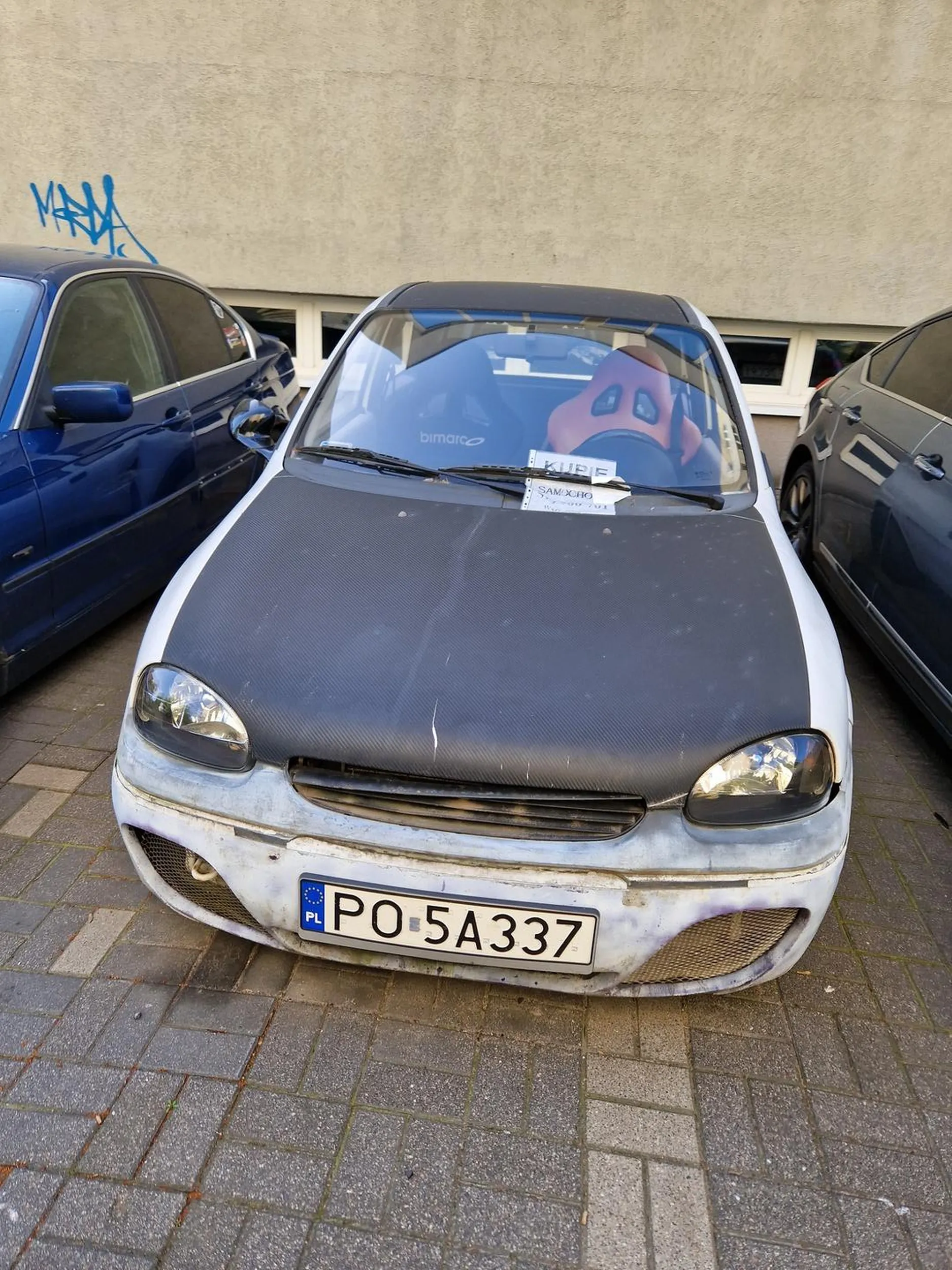 Ten człowiek blokuje swoimi gruchotami (czterema) 4 miejsca na parkingu liczącym 16 już od jakichś 4 lat...