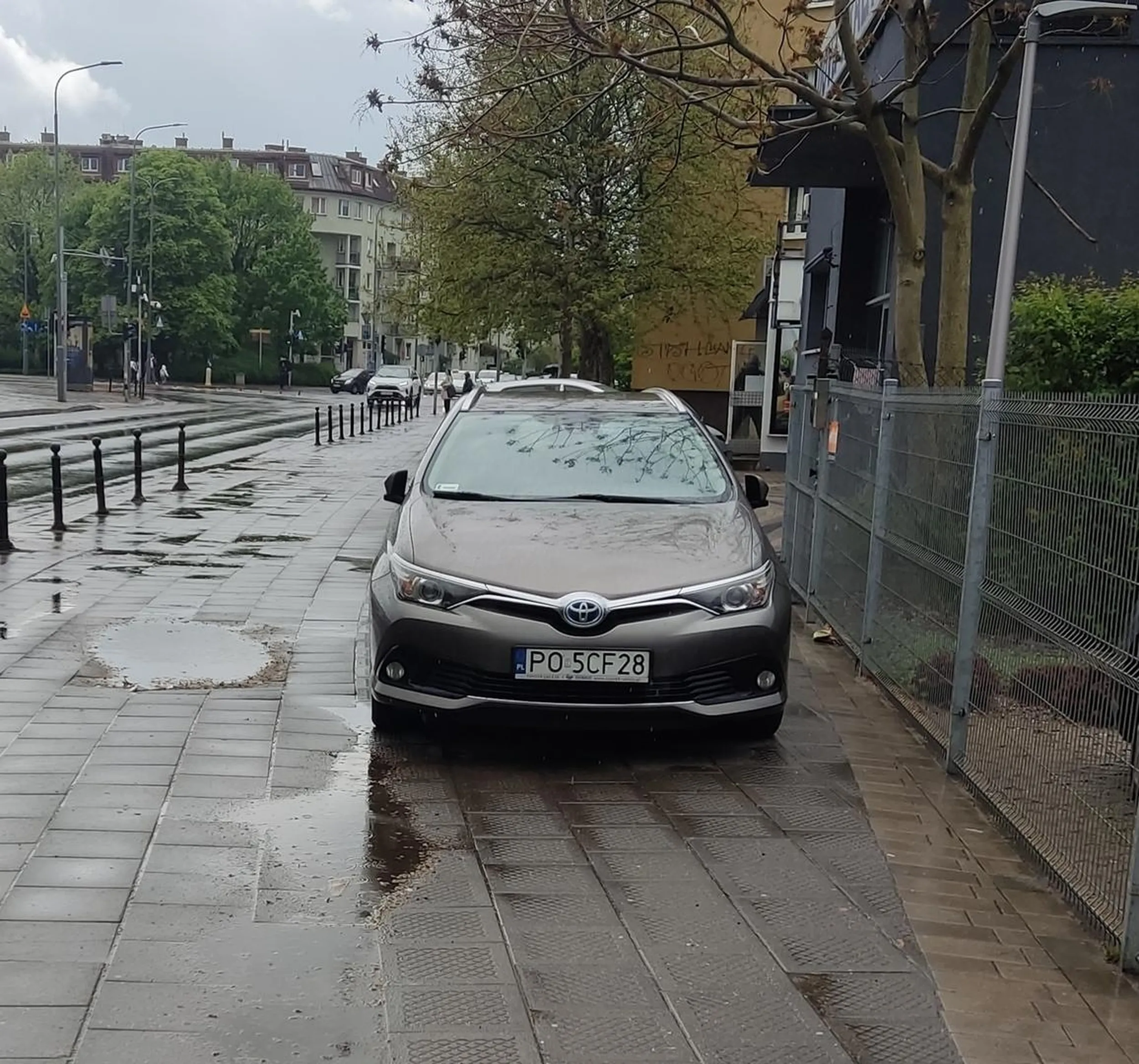 Jeździ i parkuje na chodniku.