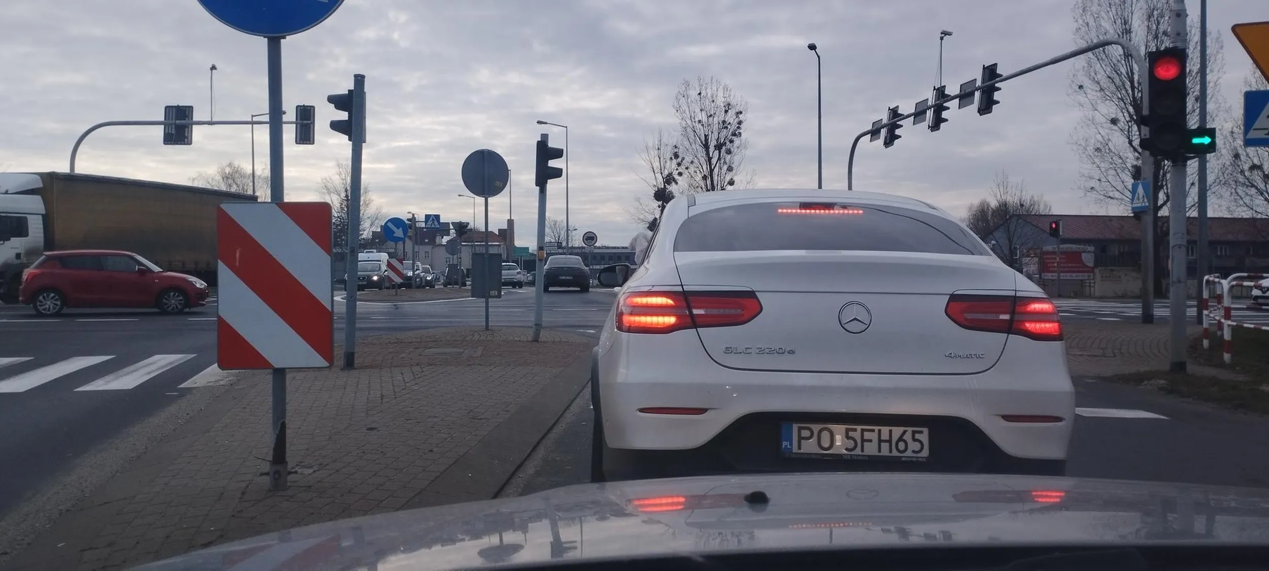 Wymija na wąskim odcinku drogi, łuku i praktycznie na przejściu dla pieszych, ryzykuje życiem przede wszystkim innych użytkowników drogi, żeby 30 sekund później  stanąć na tych samych światłach. Później okazuje się że autem kieruje pies maltańczyk (zdjęcie). Nie wiem, może jeszcze bawi się telefonem i robi l00da? Szyby ciemne to nie widać. Podziwiam za wielozadaniowość w czasie tak brawurowej jazdy.