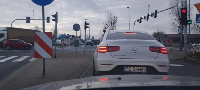 Wymija na wąskim odcinku drogi, łuku i praktycznie na przejściu dla pieszych, ryzykuje życiem przede wszystkim innych użytkowników drogi, żeby 30 sekund później  stanąć na tych samych światłach. Później okazuje się że autem kieruje pies maltańczyk (zdjęcie). Nie wiem, może jeszcze bawi się telefonem i robi l00da? Szyby ciemne to nie widać. Podziwiam za wielozadaniowość w czasie tak brawurowej jazdy.
