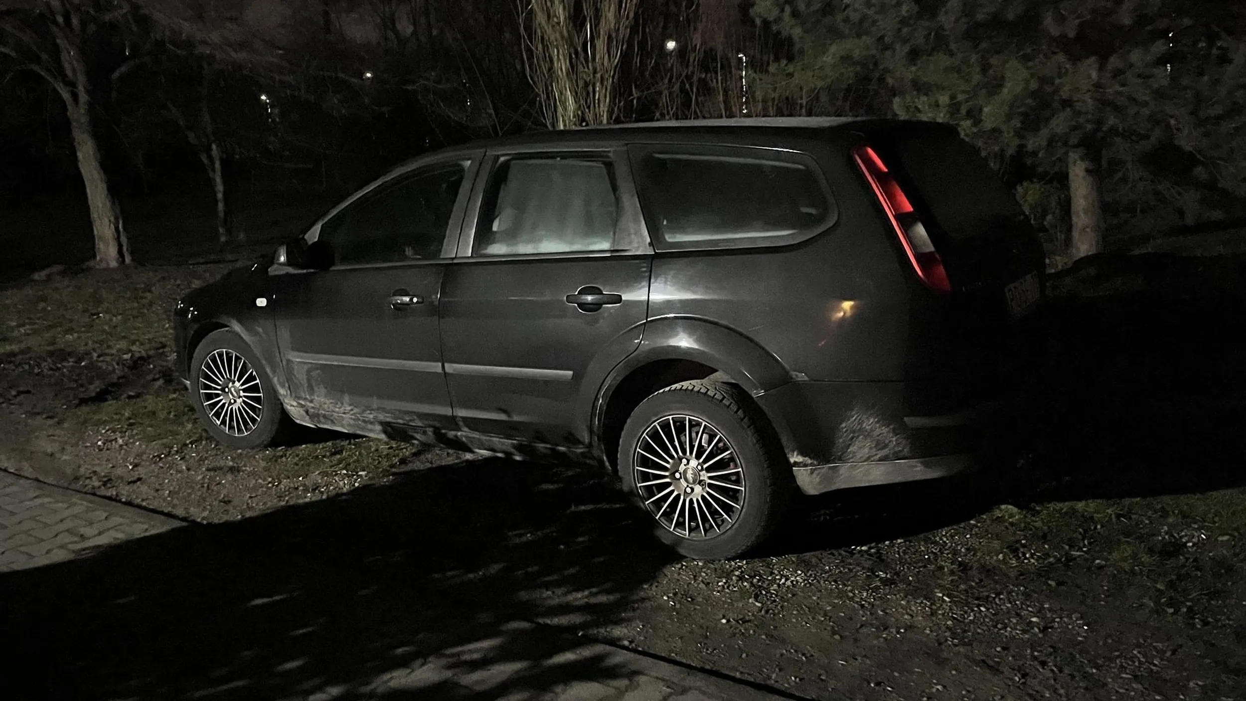 Lubi parkować na trawnikach