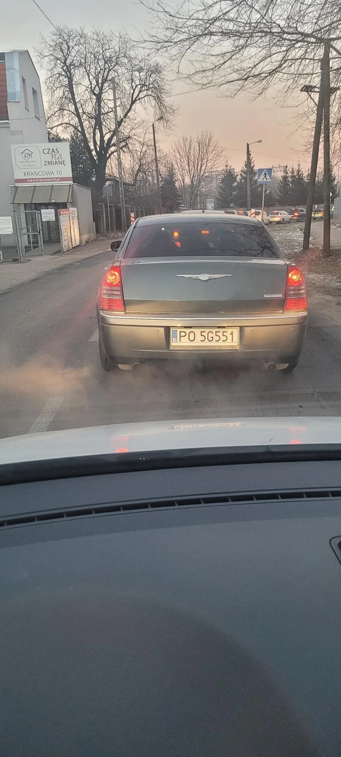 Wypalone pety wywala na asfalt