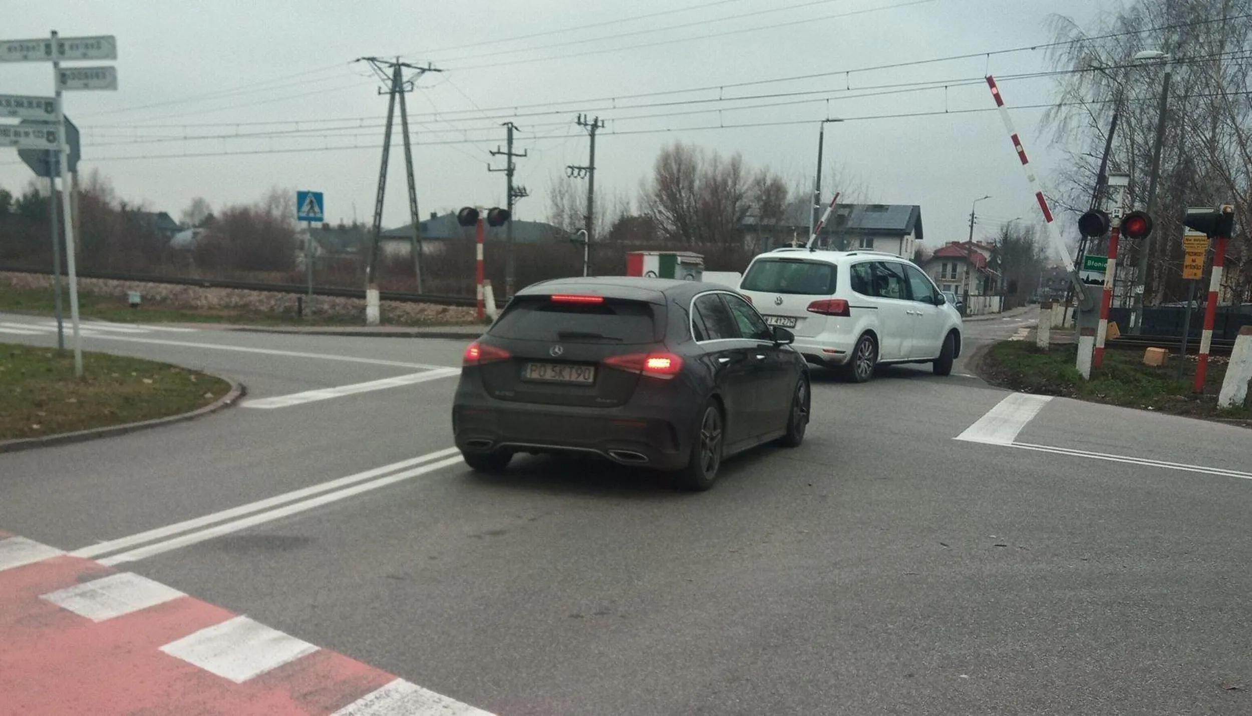Wyprzedzanie z prędkością ponad 50 km/h w małej wiosce na bardzo wąskiej drodze, gdy ktoś jedzie z naprzeciwka... zostawiając mnie w odległości mniejszej niż metr od roweru... Wiem, że jest niedziela, a asfalt jest zupełnie nowy, ale proszę, ogarnijcie się. 08.12.2024 Błonie