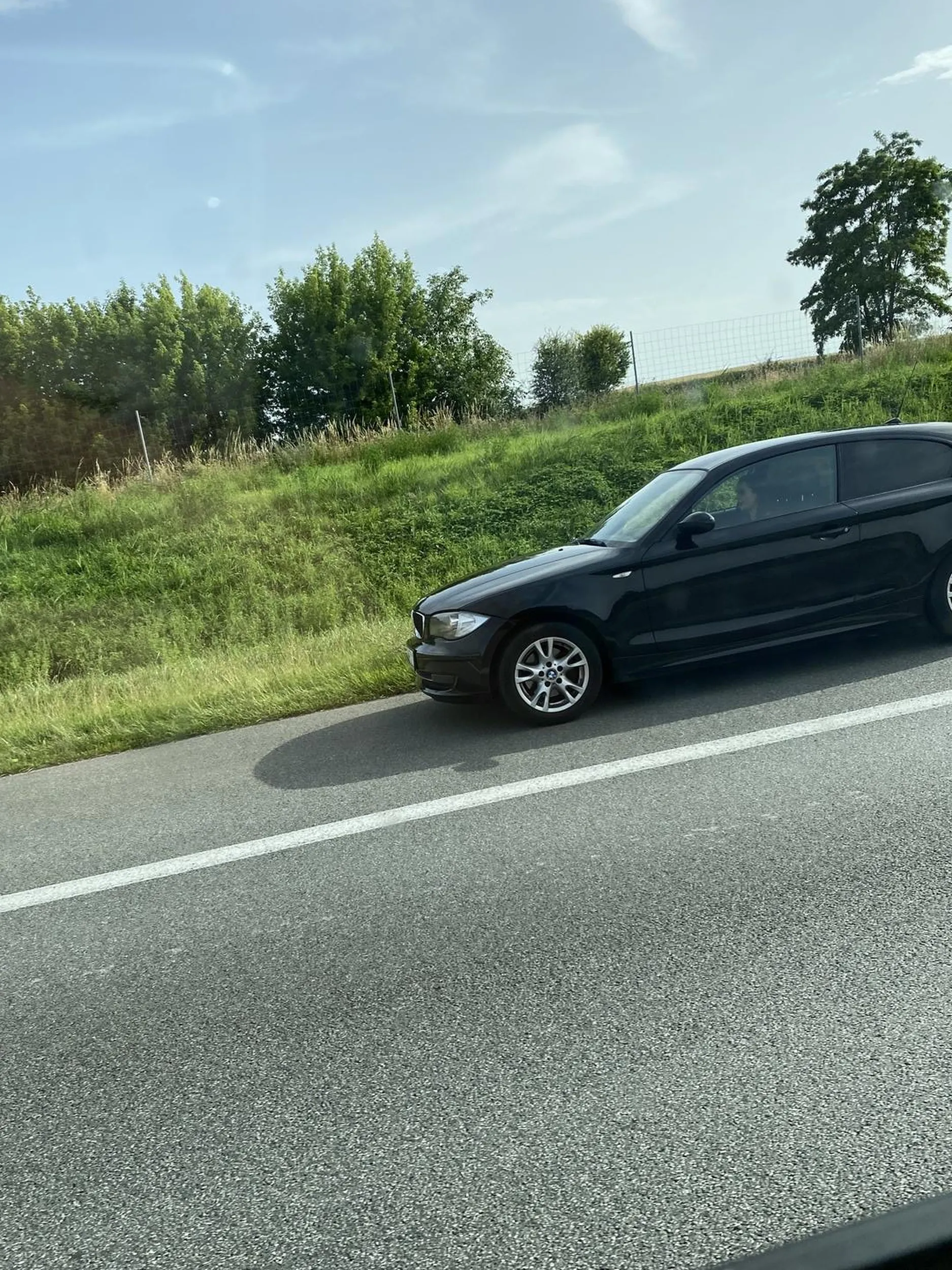 jadę sobie autem i widzę bmw. Pani że tak powiem wpieprzyła się pomiędzy mnie a inne auto a gdy zjechała wymyśliła sobie że pojedzie pasem awaryjnym (którym nie można jeździć) nie polecam pani bo jak córka zrobiła zdjęcie to się cieszyła a potem zrobiła to samo tylko że z koleżanką w drugiej takiej samej bemce????