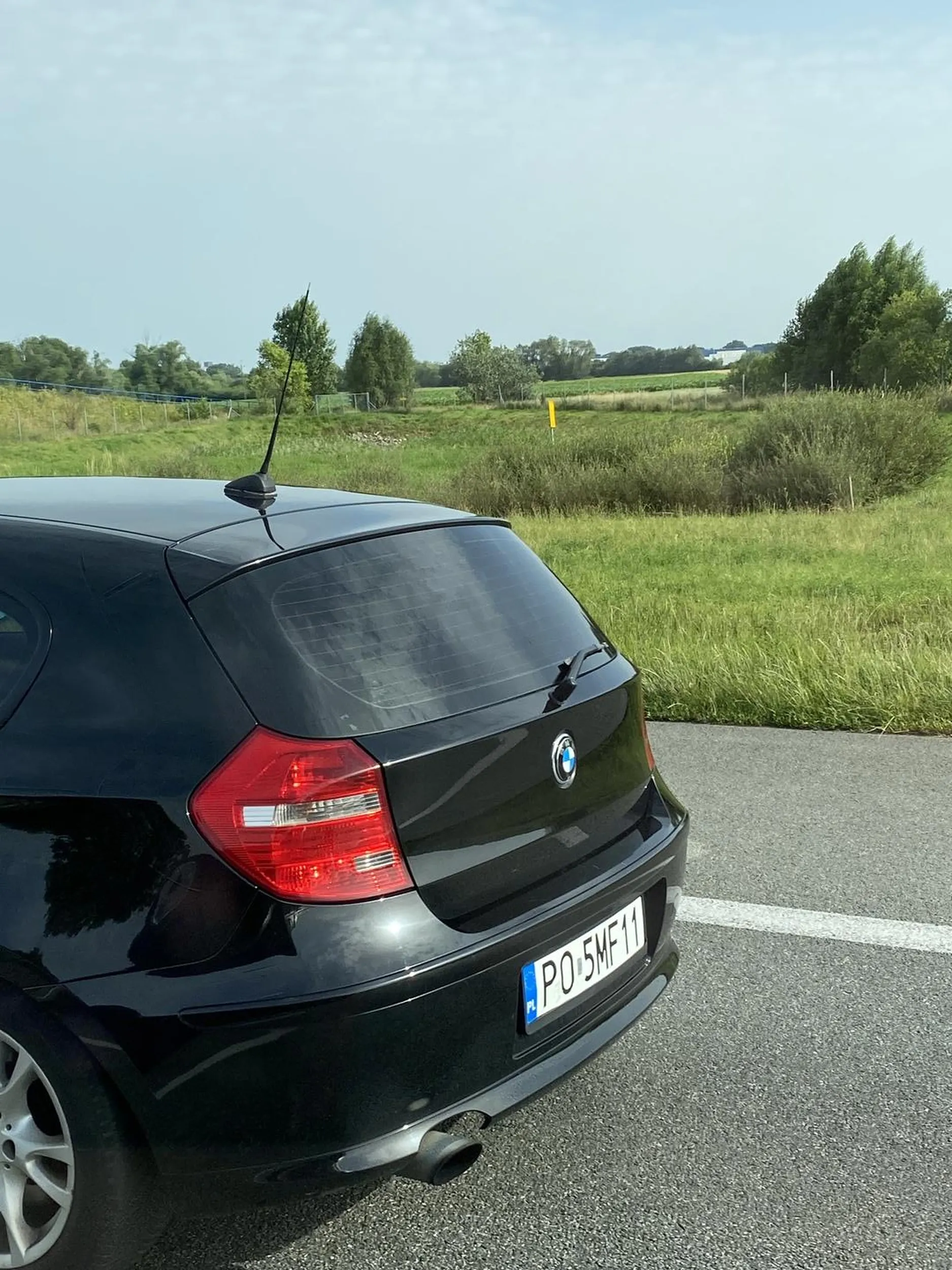 jadę sobie autem i widzę bmw. Pani że tak powiem wpieprzyła się pomiędzy mnie a inne auto a gdy zjechała wymyśliła sobie że pojedzie pasem awaryjnym (którym nie można jeździć) nie polecam pani bo jak córka zrobiła zdjęcie to się cieszyła a potem zrobiła to samo tylko że z koleżanką w drugiej takiej samej bemce????
