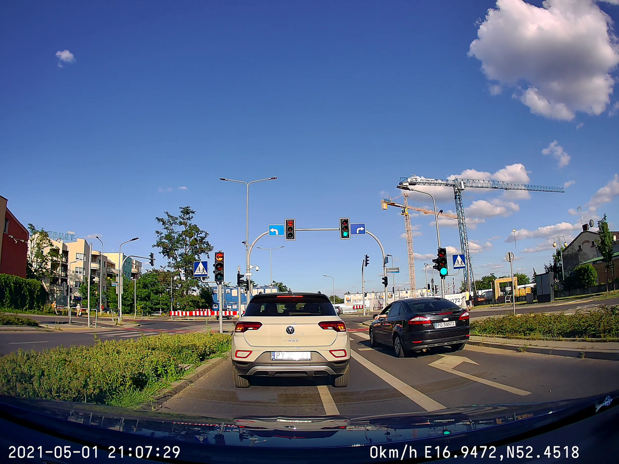 śmieć wyrzuca niedopałki na ulice