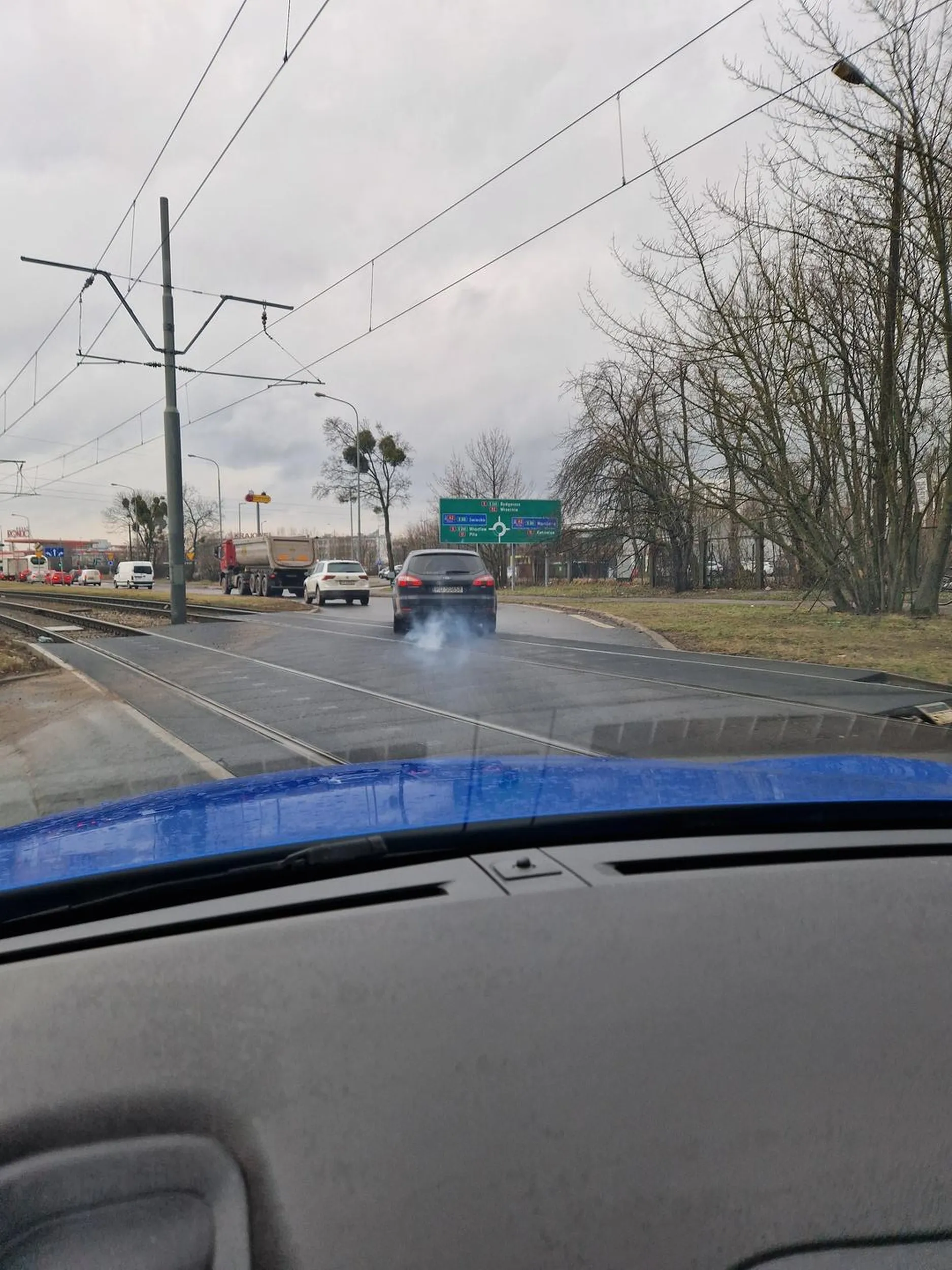 Facet nie respektuje jazdy na suwak, wciska się na hama, przyspiesza, hamuje bez przyczyny