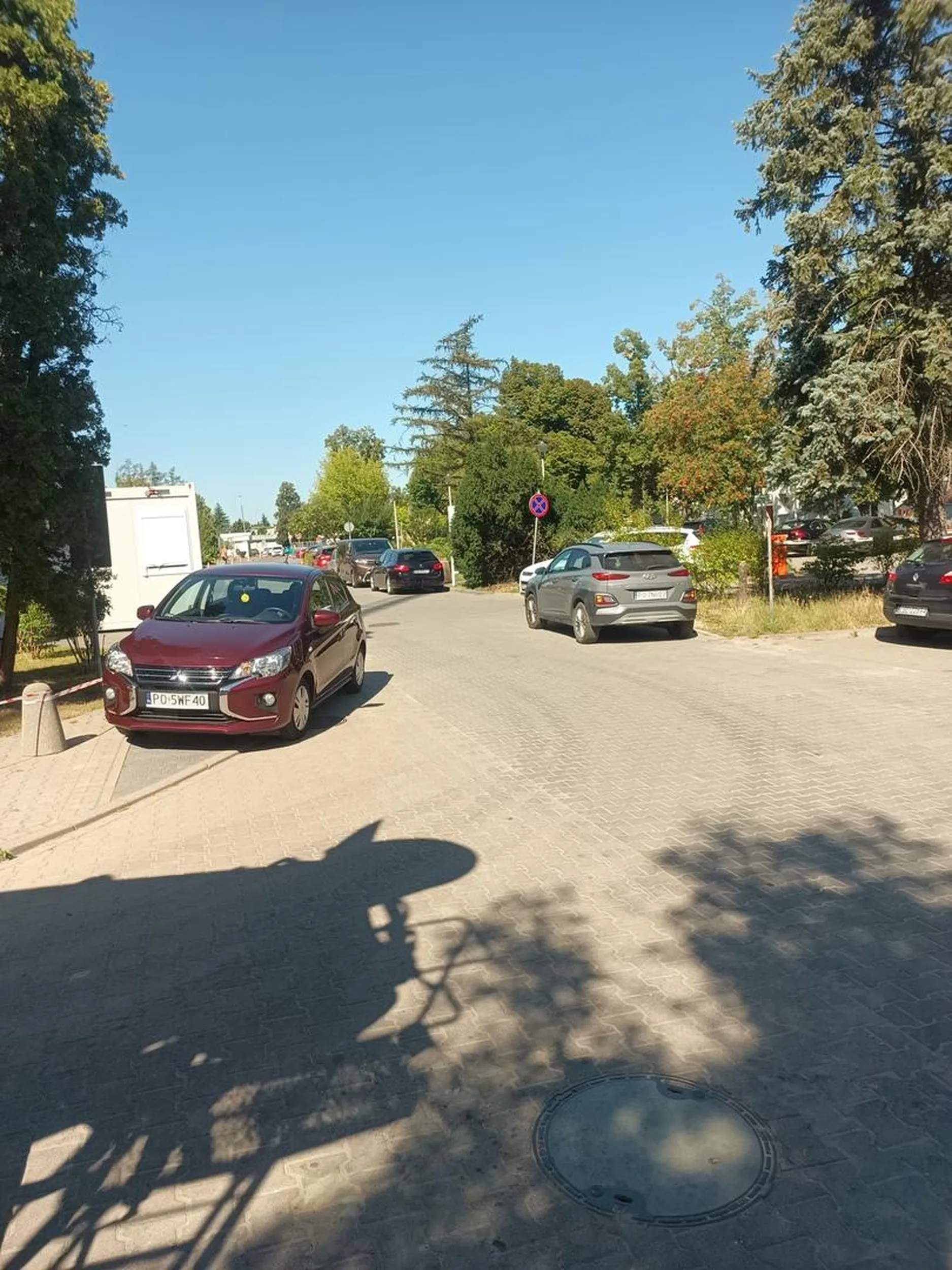 Parkowanie na skrzyżowaniu i jedynym dojeździe na budowę.