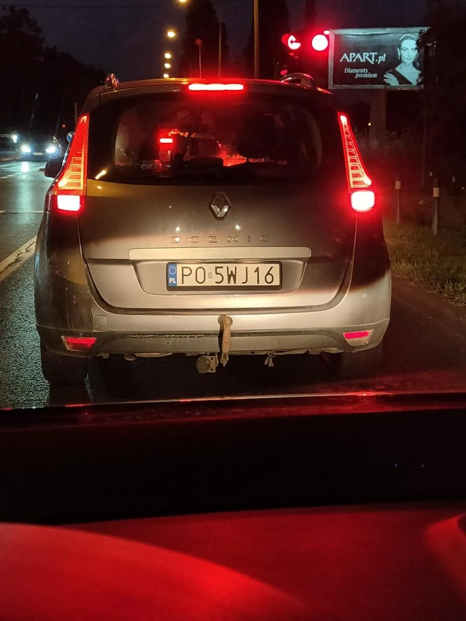 Pani kierująca pojazdem podczas jazdy, używając telefonu prawie przejechała człowieka na pasach, po czym zaczęła wykłócać się z nim dlaczego wszedł jej na jezdnię... Mimo starszego wieku brak klasy i prostactwo. Żałosne.