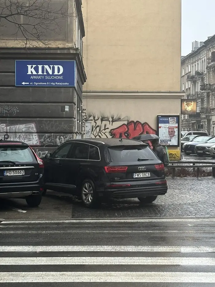 Samochód zaparkowany nielegalnie. Tarasuje przejście dla pieszych i jeździ po chodniku.