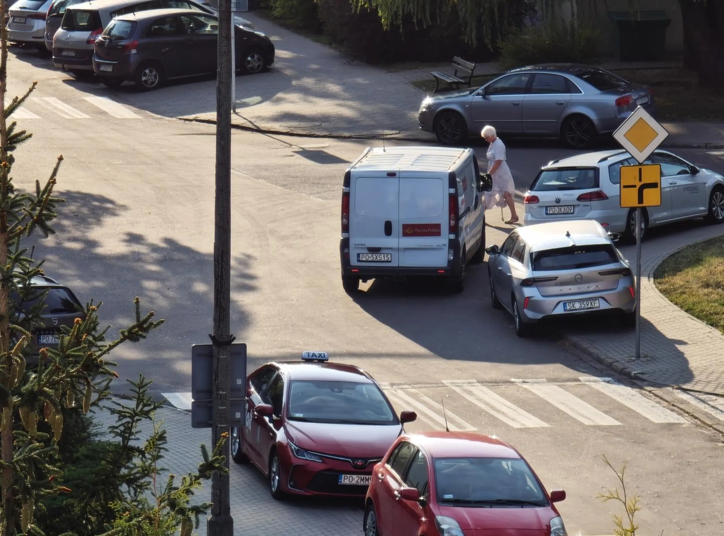 Parkowanie mistrzostwo świata Na samym środku skrzyżowania wysiadł i poszedł doręczyć paczkę