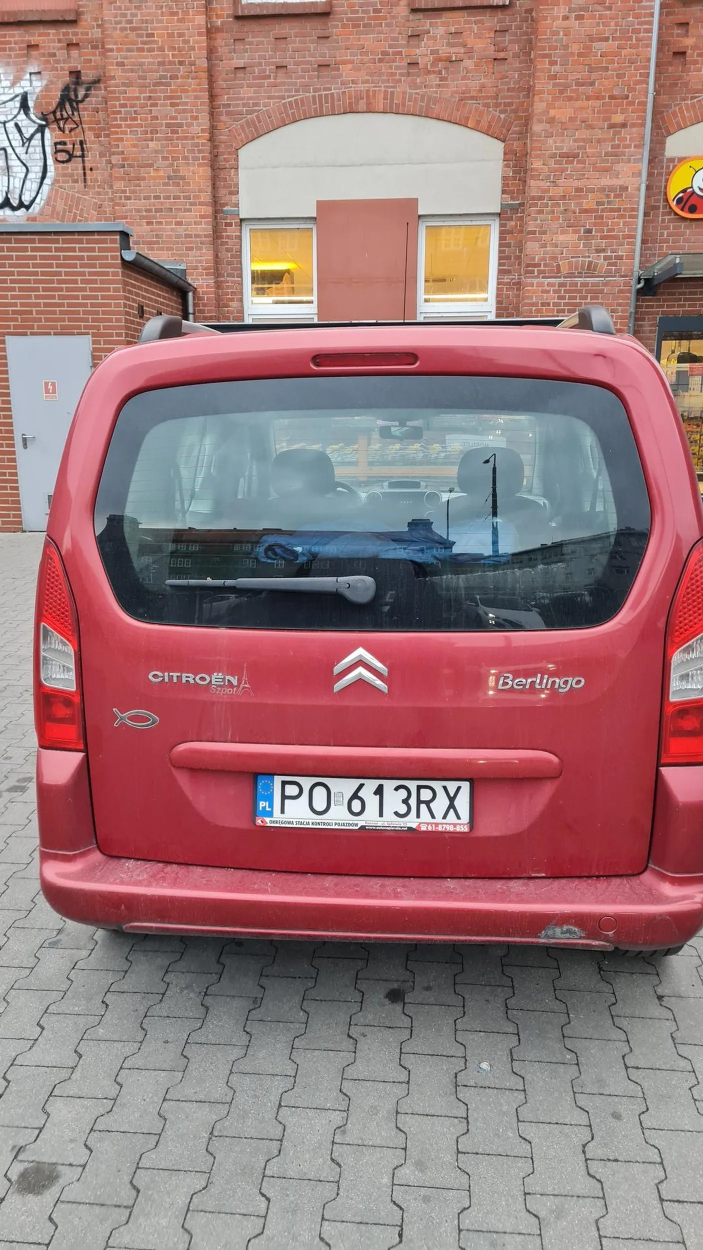 Parówa która nie ustępuje pierwszeństwa pieszemu który jest w 1 trzeciej na pasach i prawie przejeżdża po palcach, po zwróceniu uwagi nie widzi w tym nic dziwnego i nie potrafi przeprosić