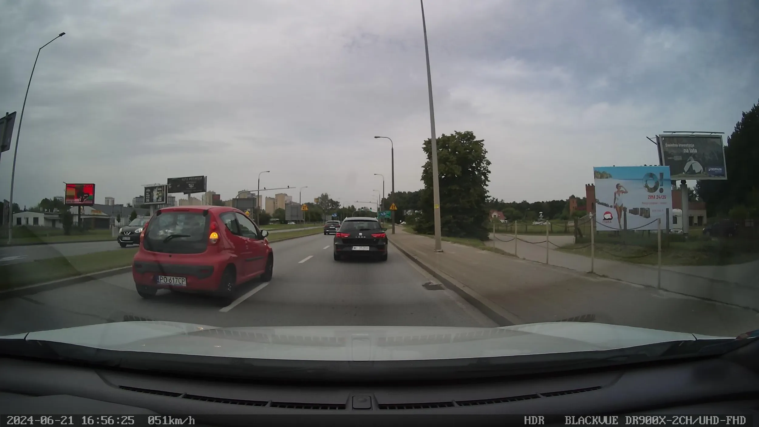 Królewna drogowa za 3 grosze, myślisz, że każdy będzie dawał po hamulcach bo Ty sobie musisz pas zmienić uprzednio wyprzedzając kolejkę samochodow pasem do skrętu w lewo? Wrzucenie kierunkowskazu nie uprawnia do bezwarunkowego manewru wieśniaro.