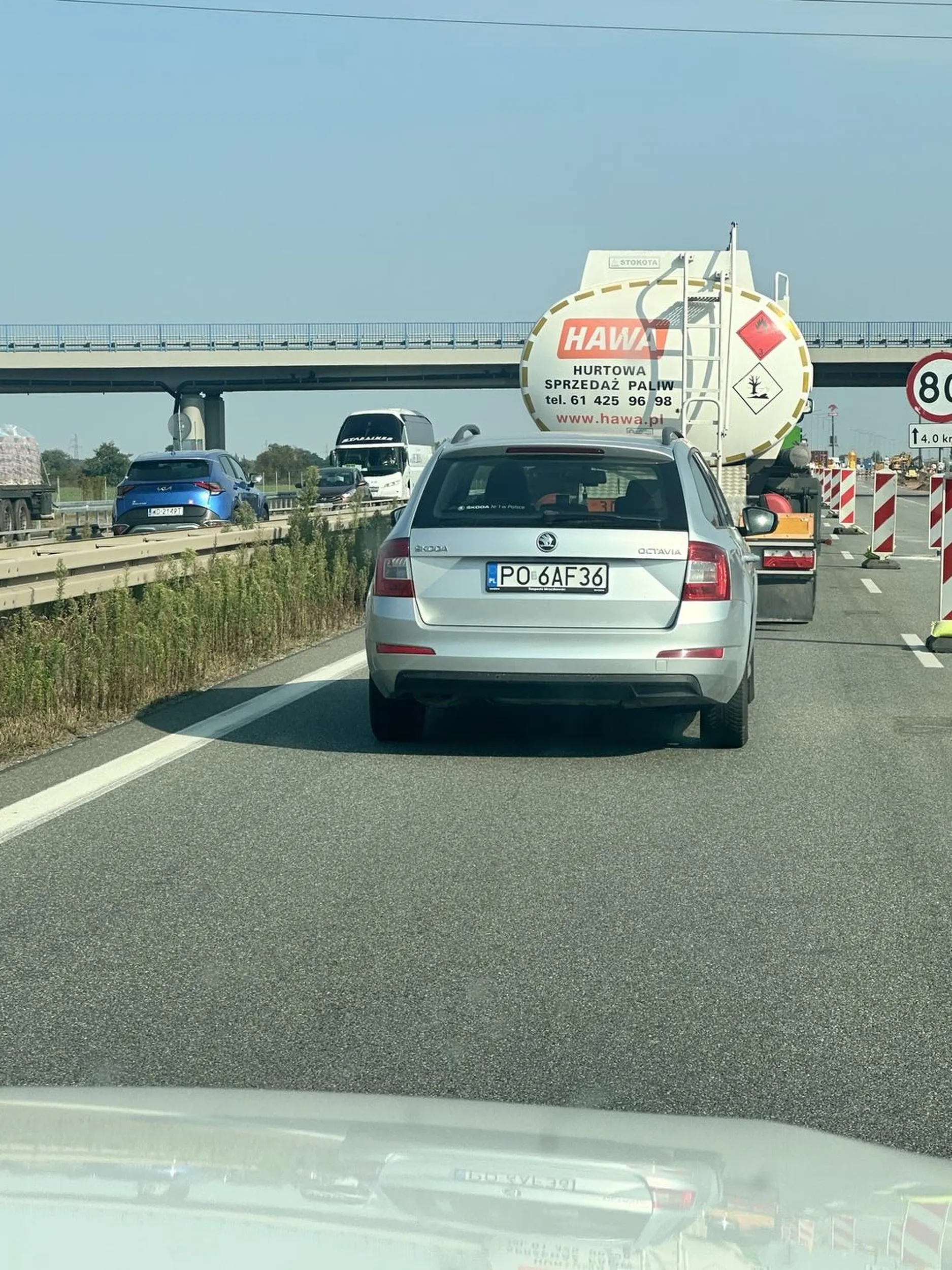 Lepiej uważać na tego kierowcę. Jeździ jakby wygrał prawo jazdy w chrupkach. ?