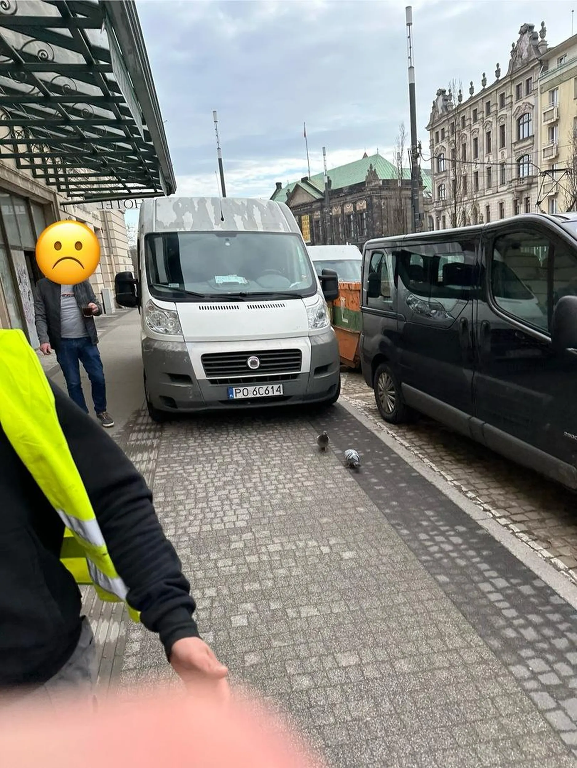 Kierowca jeździ wzdłuż po chodniku oraz parkuje na nim. Zwrócenie uwagi wywołało furię w tych dwóch jegomościach.