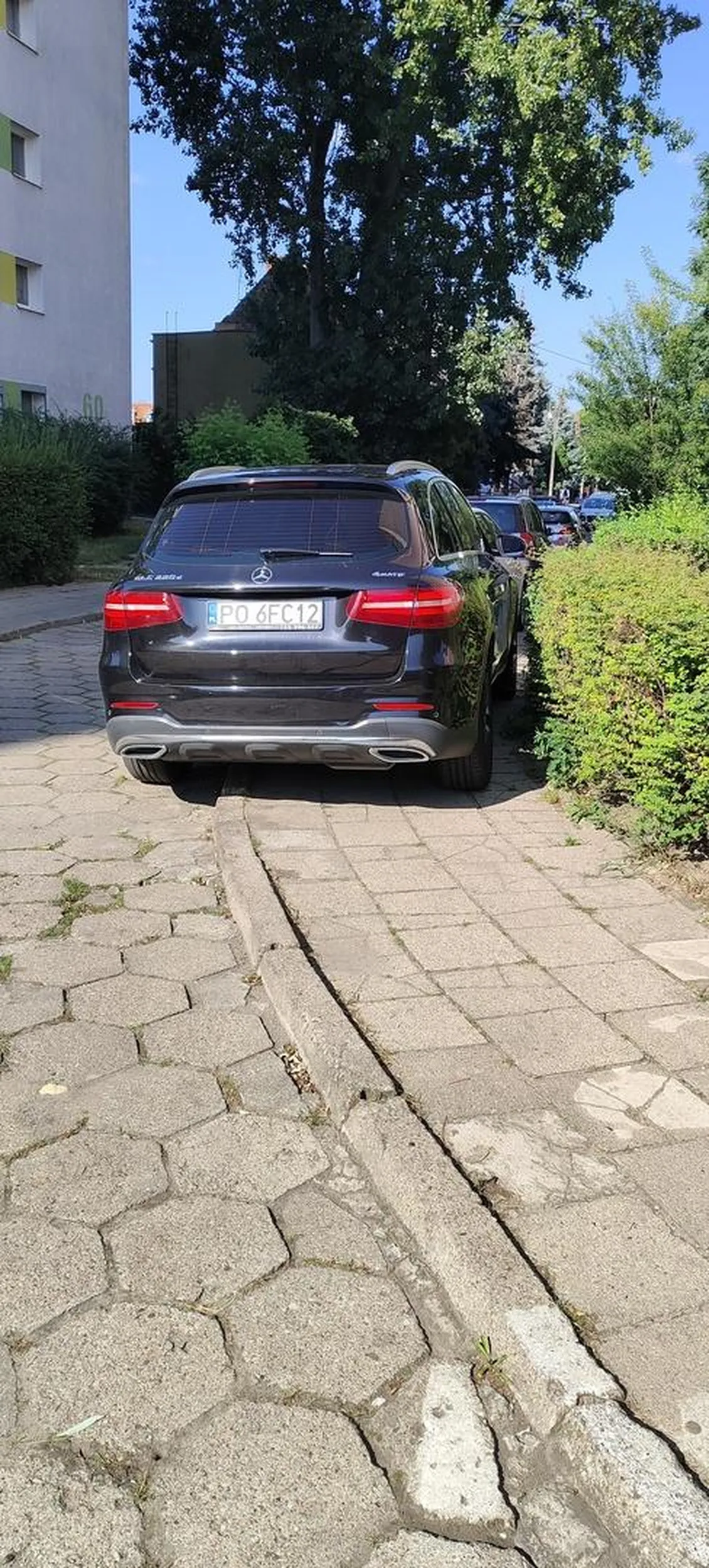 Myli chodnik z parkingiem. Poznań Pogodna
