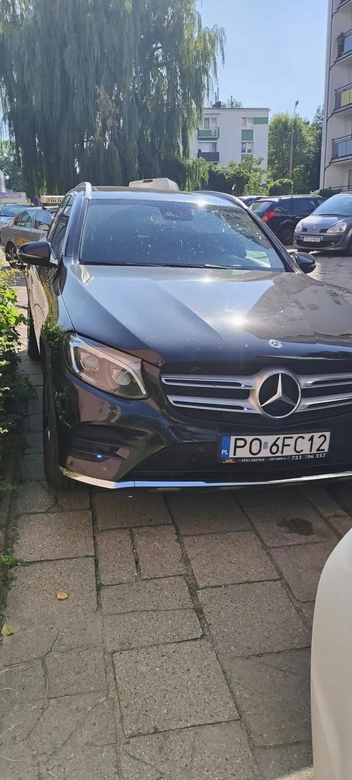 Myli chodnik z parkingiem. Poznań Pogodna