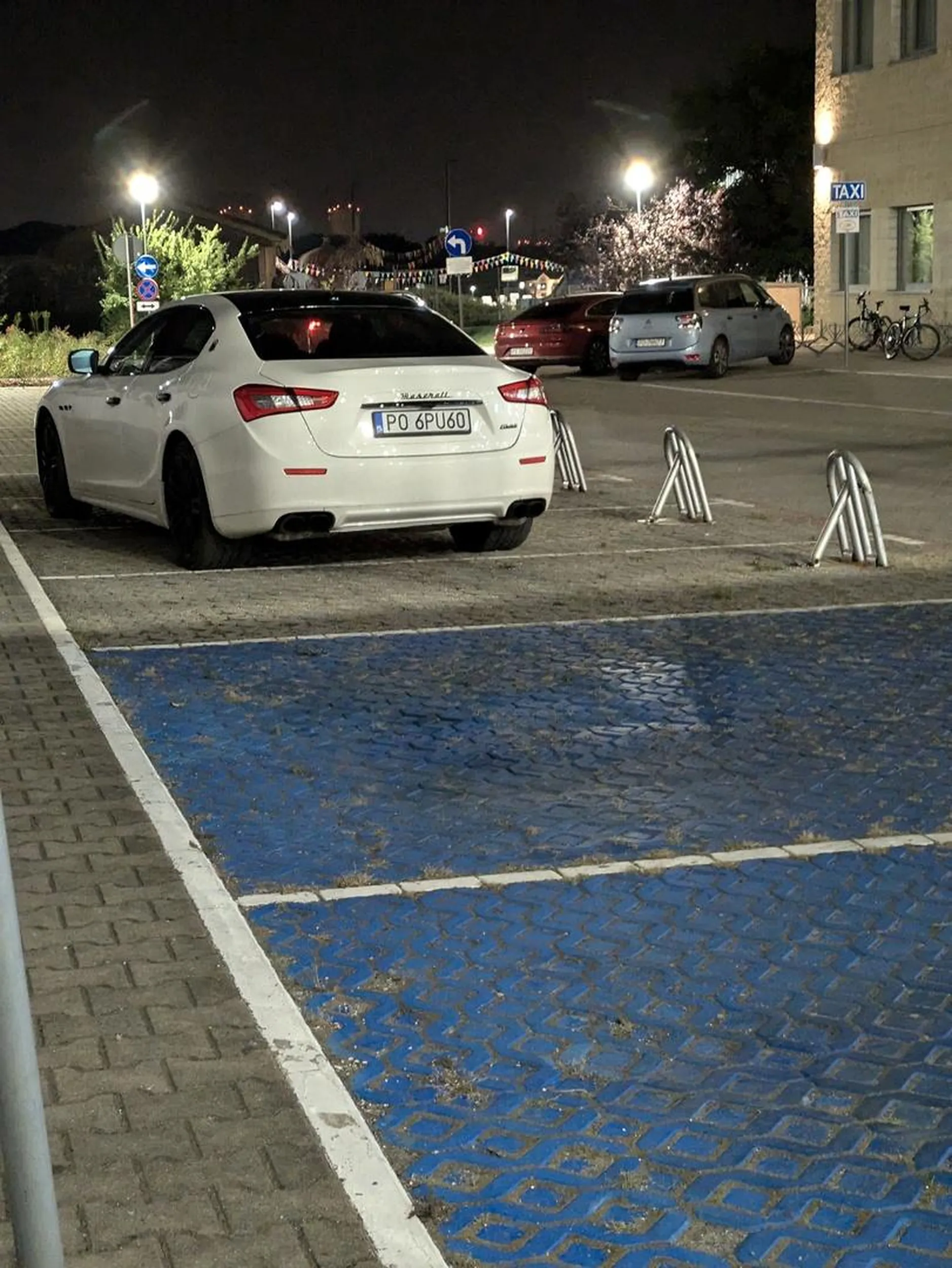 Pan ewidentnie nie patrzy na drogę przy pasach patrzył w urządzenie zamiast na pieszych., zasuwa I później parkuje pod basenem w takim miejscu bo po co ma chodzić.