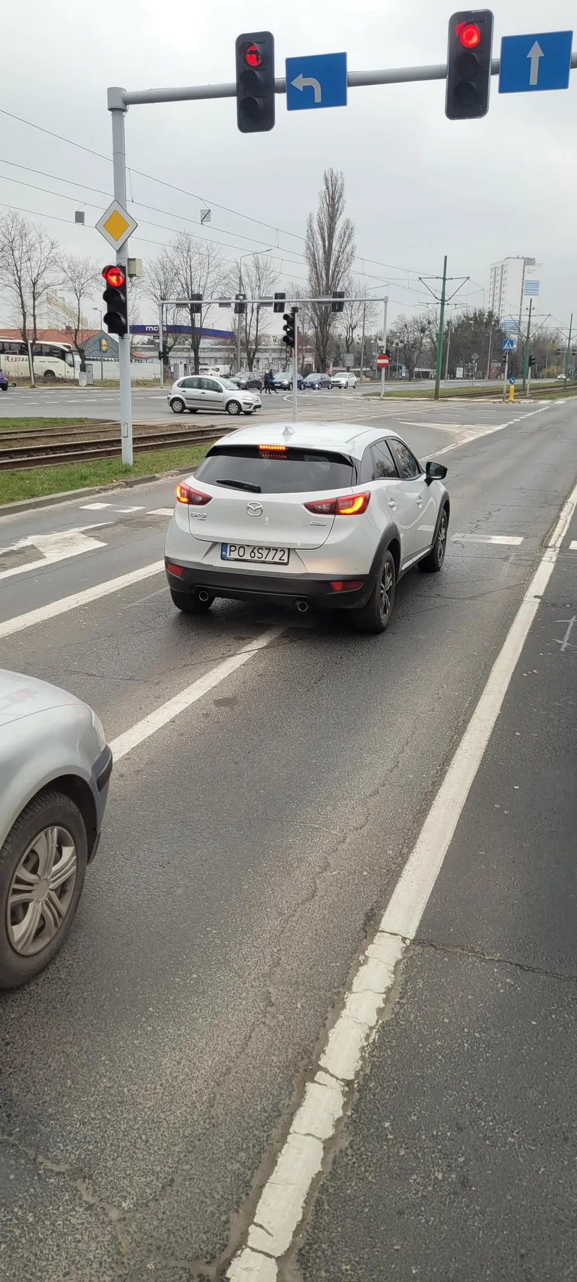 Głupia baba z telefonem przy swoim brzydkim ryju ! Wkoncu się nadziejesz szlaufie