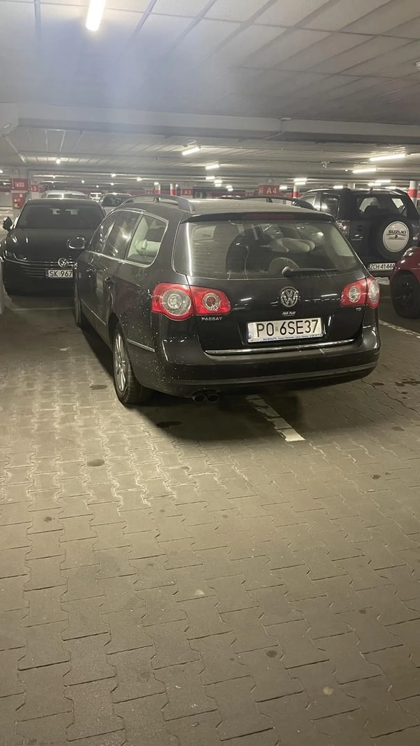 Mistrz parkowania. Inaczej chyba bąbelki ?? by nie mogły wyjść z samochodu..