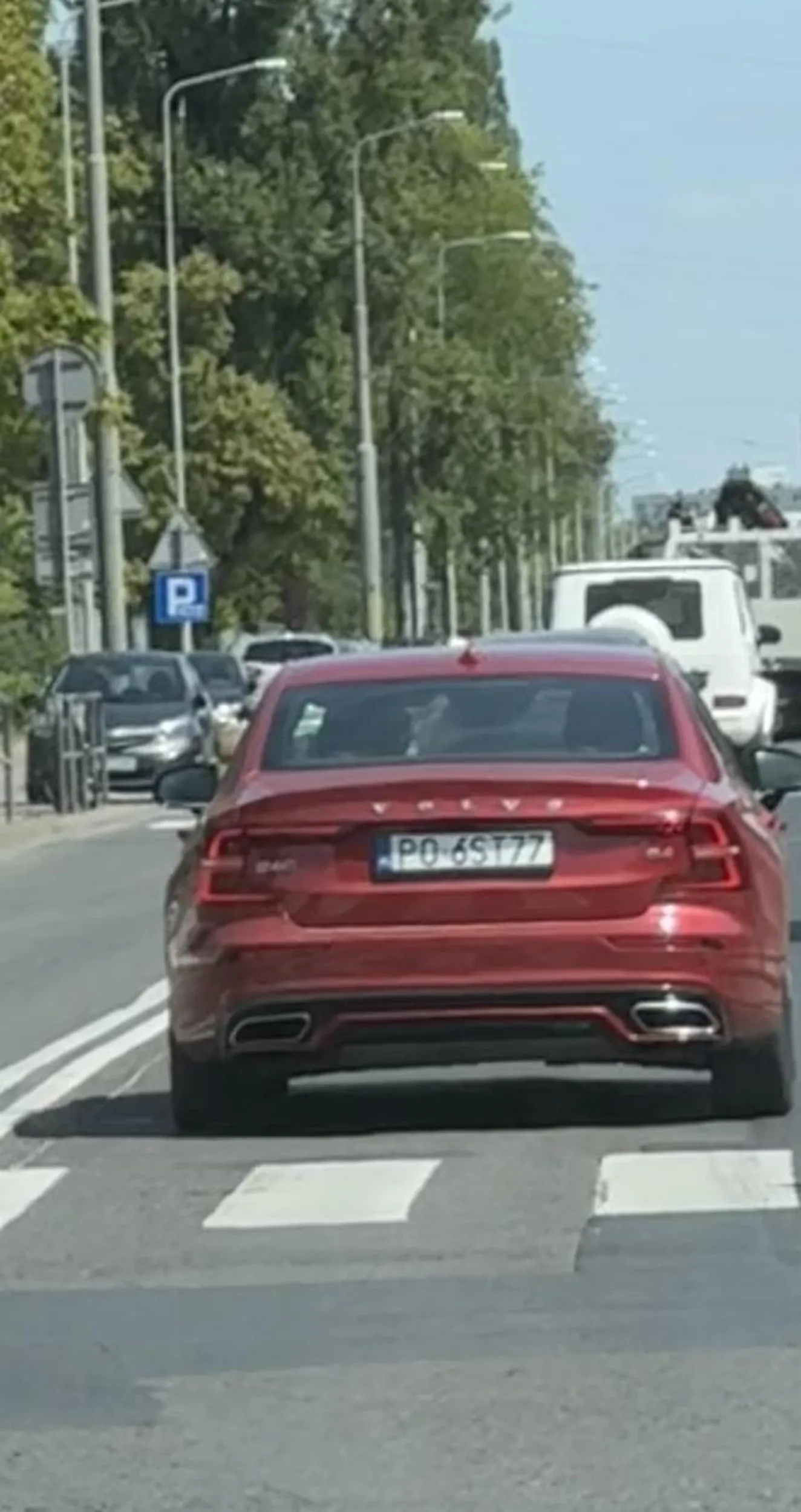 Dziadek przez całą jazdę korzysta z telefonu , wlecze się spowalniając wszystkich innych za nim kierowców , finalnie przyspiesza na pomarańczowym i przejeżdża na czerwonym