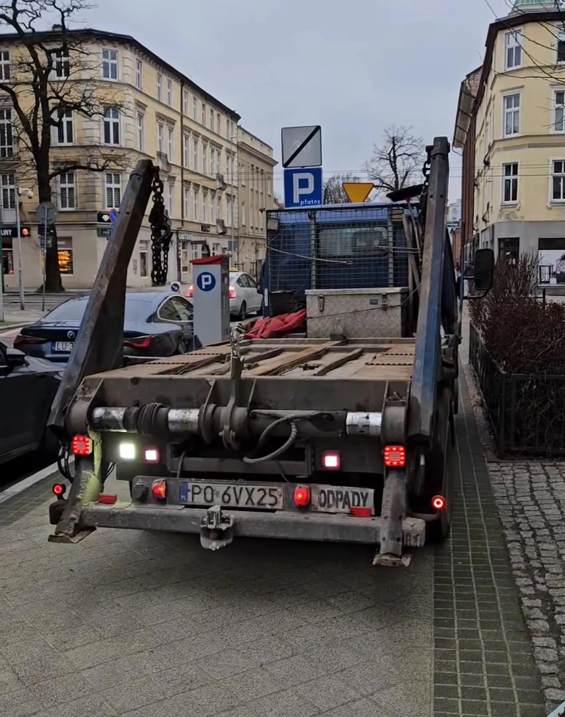 Kierowca jeździ po chodniku…