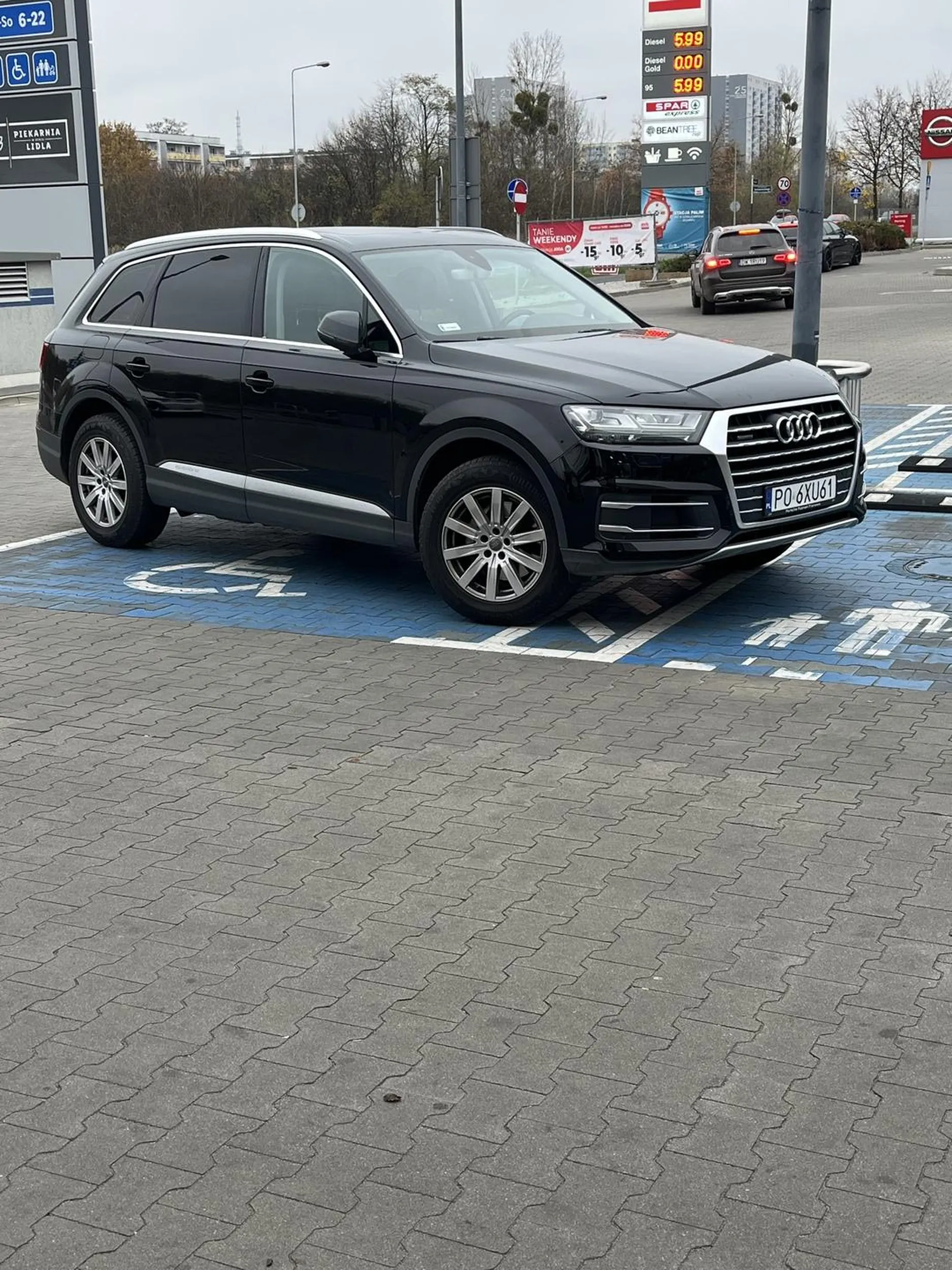 Normalnie mistrz parkowania . Gdzie tak uczą parkować ?!