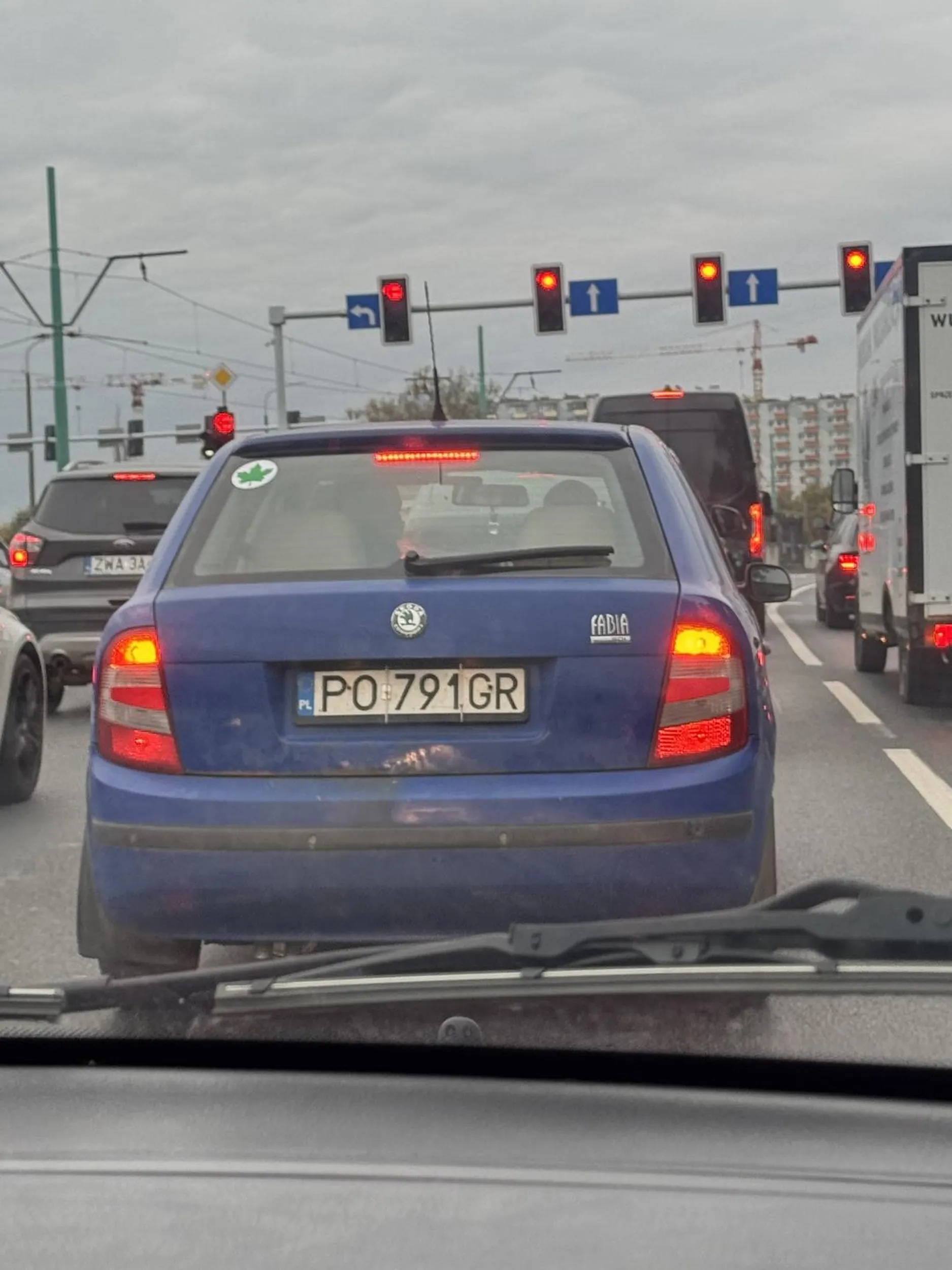 Dziś około godziny 17:15 na Hetmańskiej zmieniając pas trzasnął taksówkarza i uciekł z miejsca