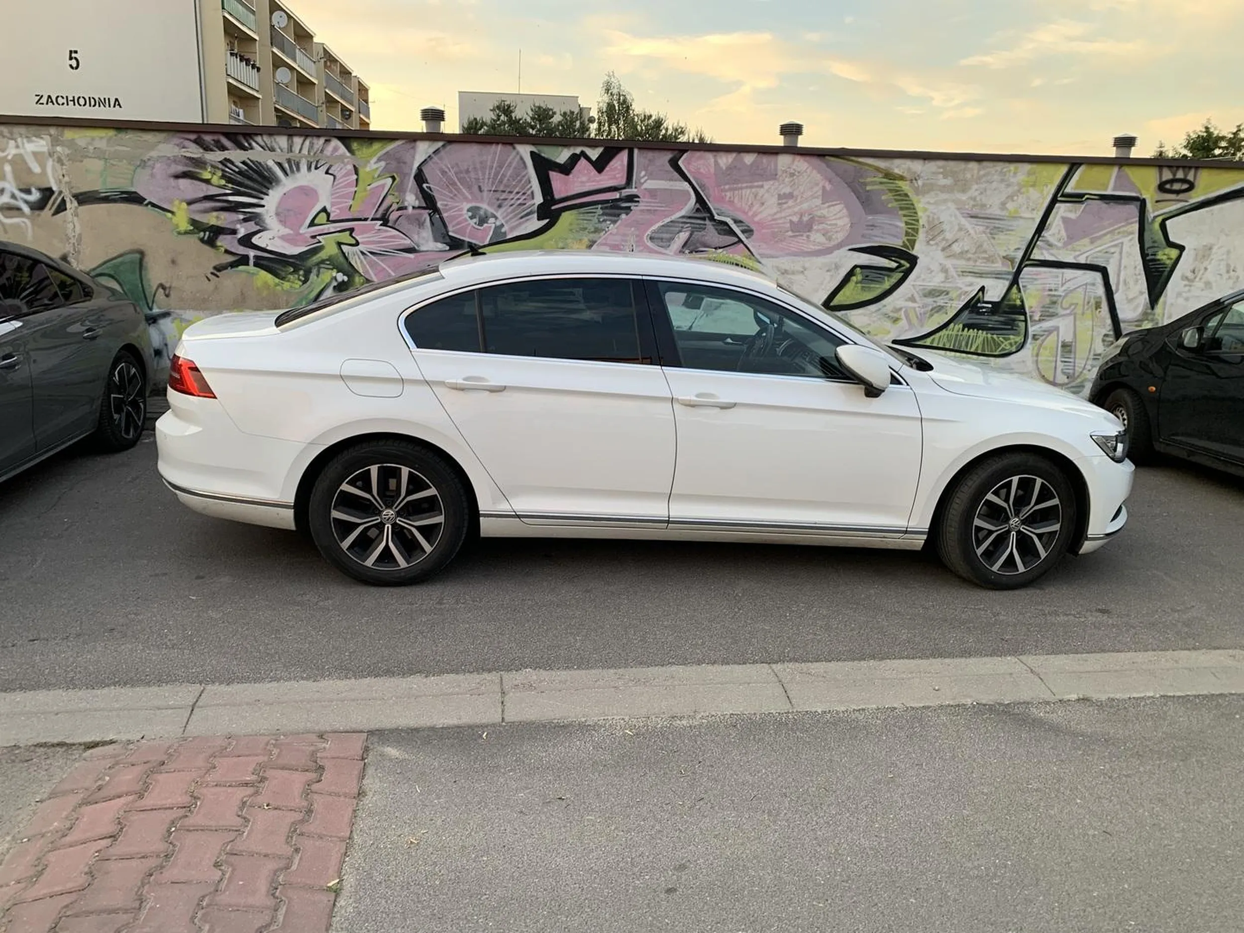 Parkuje swoim wieśwagenem w poprzek chyba żeby tylko powkurzać mieszkańców pobliskich blokowisk. Zwykły burak, nic więcej.