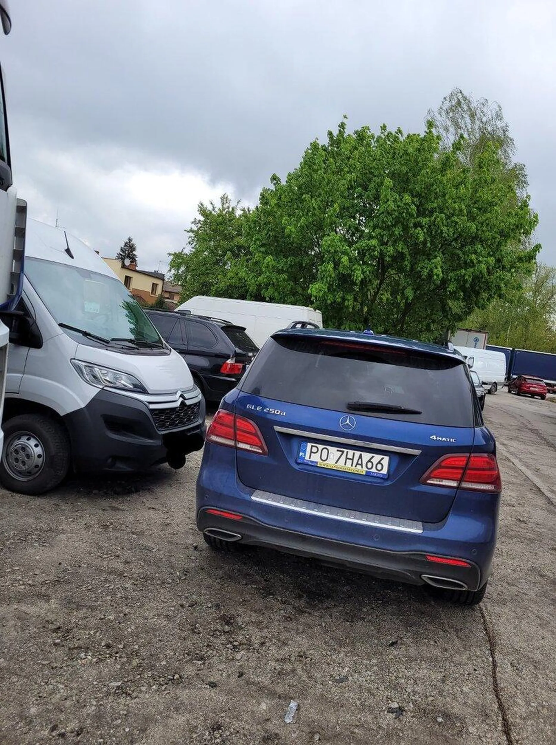 Kierowca jest nieodpowiedzialny, zastawił mnie i nie ma gi już 2h, z boku auta nie mam jak wyjechać. Świnia i tyle. Z żadnej strony się nie zmieszczę