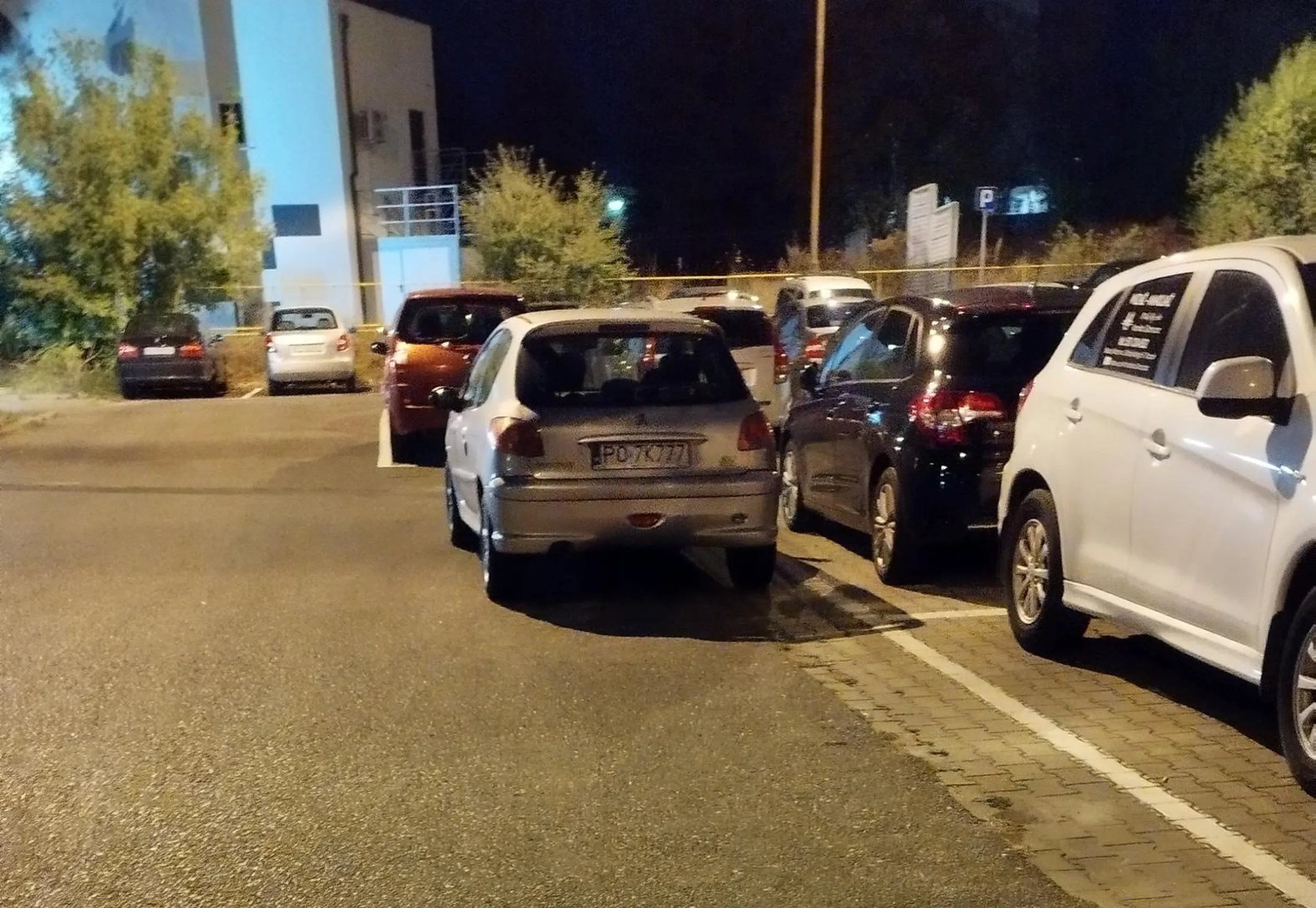 Linie parkingowe to ciebie nie obowiazują. Może okulary pomogą.