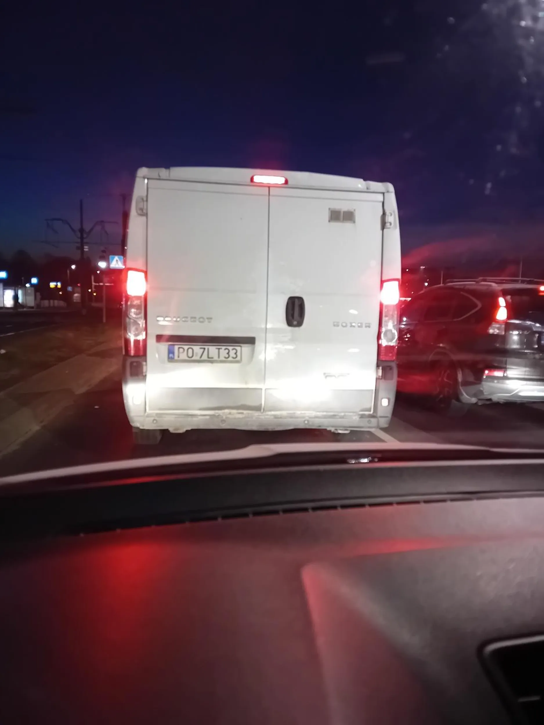 Brudas kipuje pety przez okno...