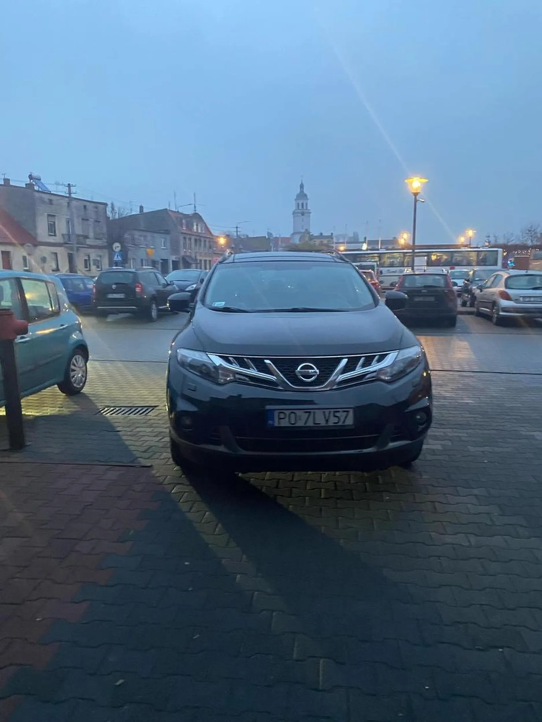 Właściciel pojazdu parkuje we wjeździe do bramy. Przez co nie mogę wjechać na podwórko. Cham i prostak.