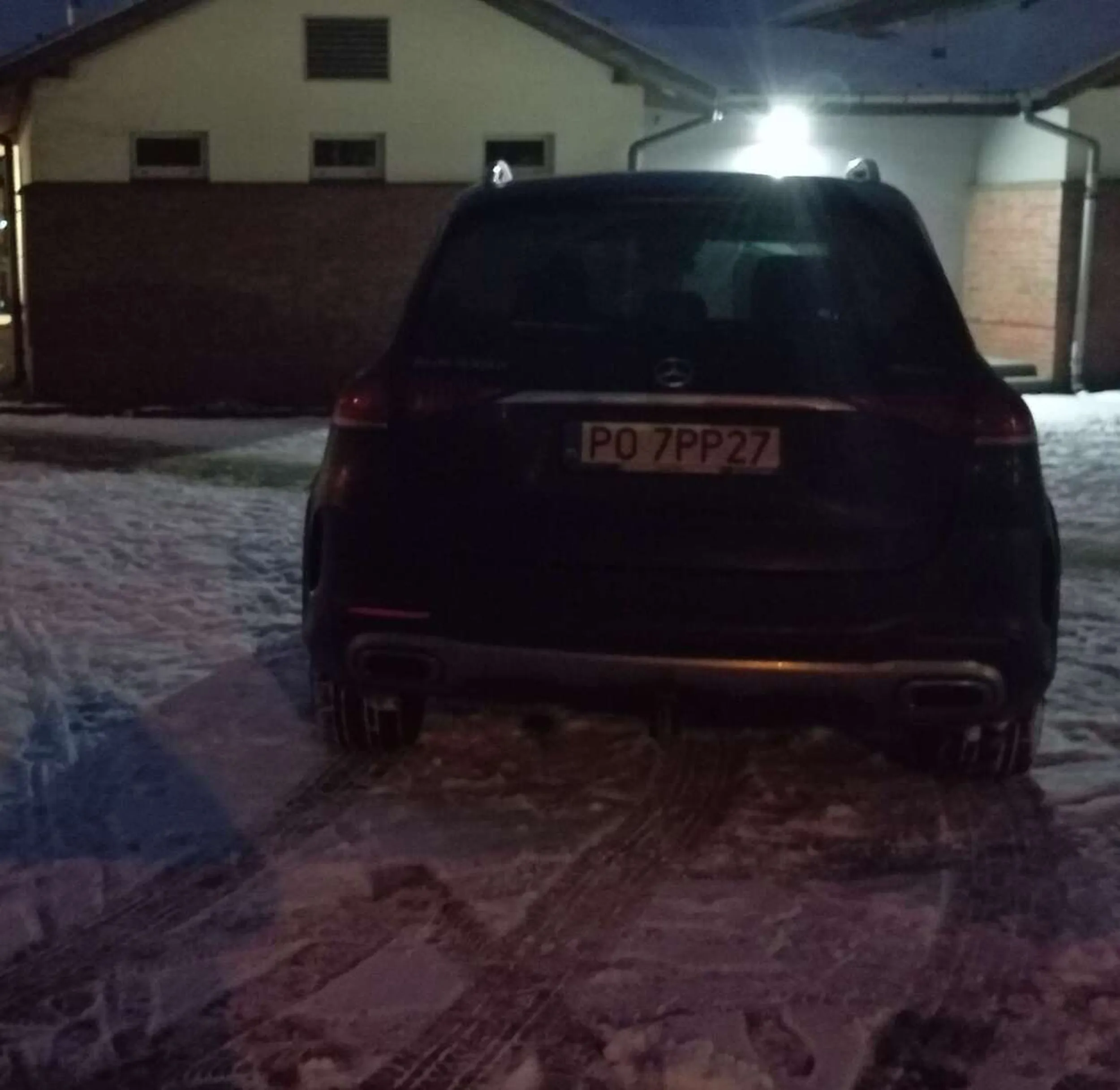 parkowanie na trawniku przy przejsciu