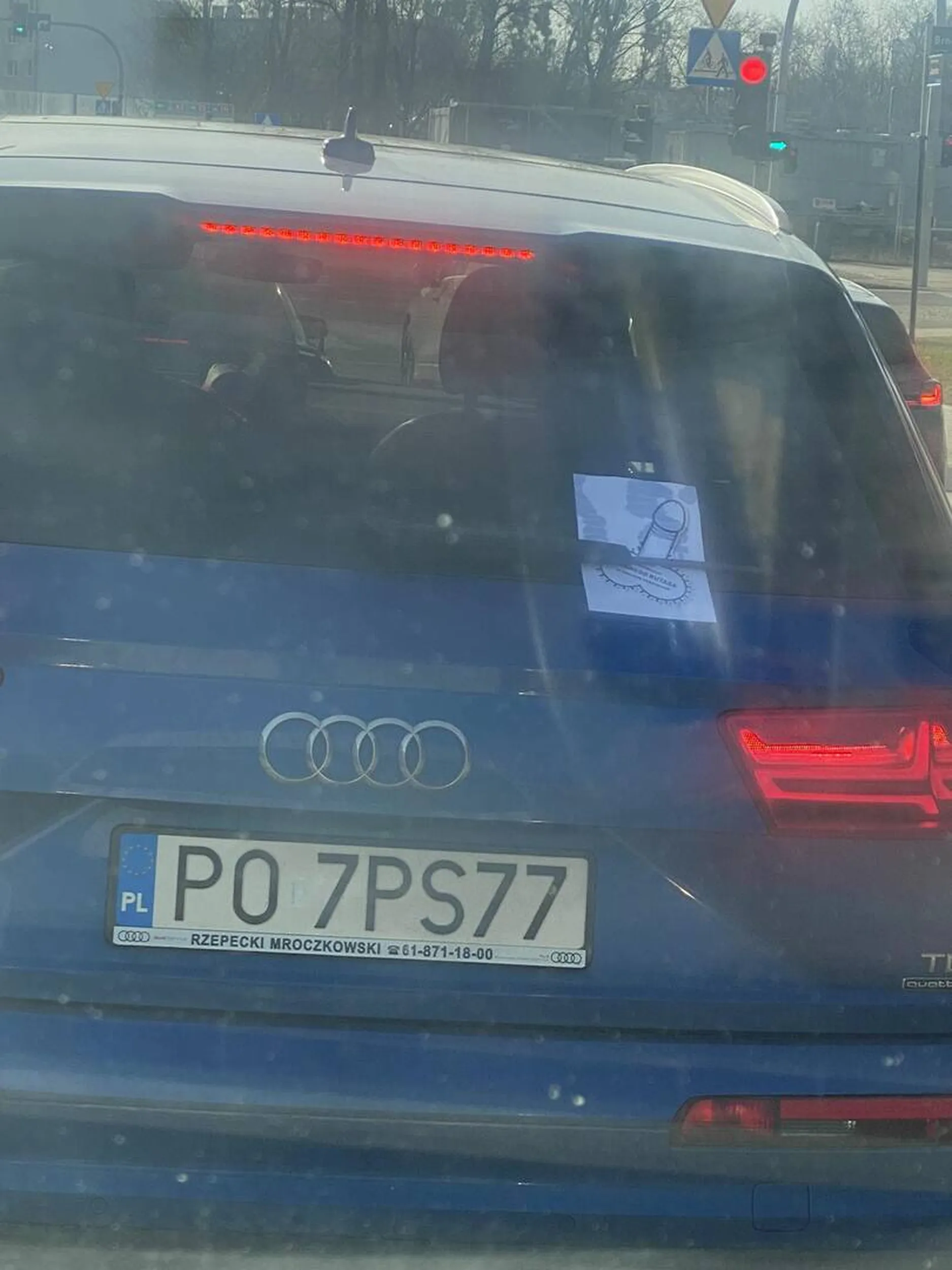 Pani wymusza pierwszeństwo i w dodatku bardzo słabo parkuje (kartka nie moja)