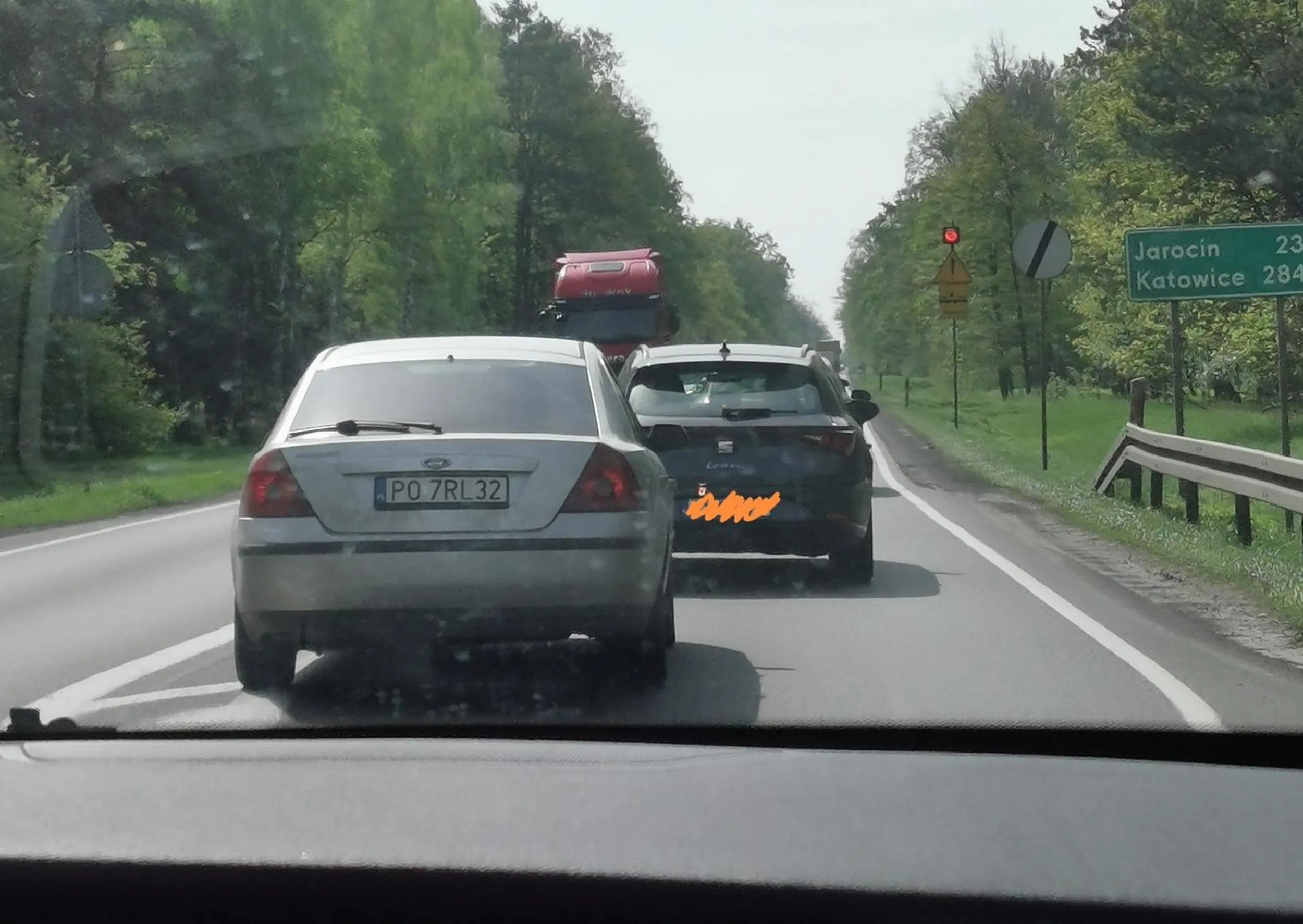 Siedzi na zderzaku, jedzie po ciągłej i pasie wyłączonym z ruchu.. Bardzo się mu spieszy, wyprzedza jak kretyn, jazda praktycznie na czołówkę z autami na przeciwnym pasie ruchu