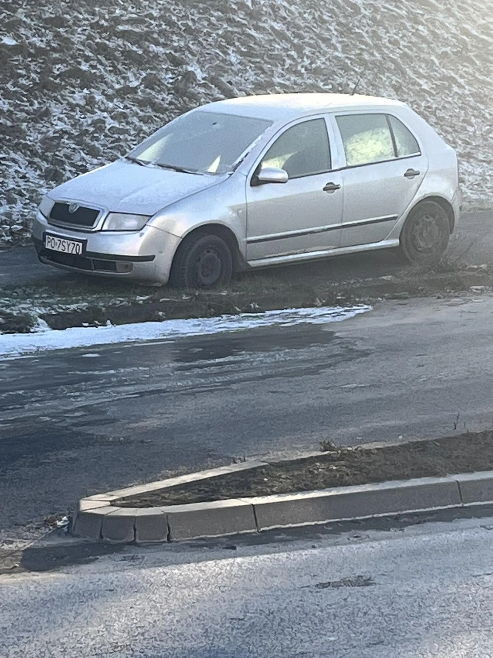 Kierowca ewidentnie nie potrafi parkować