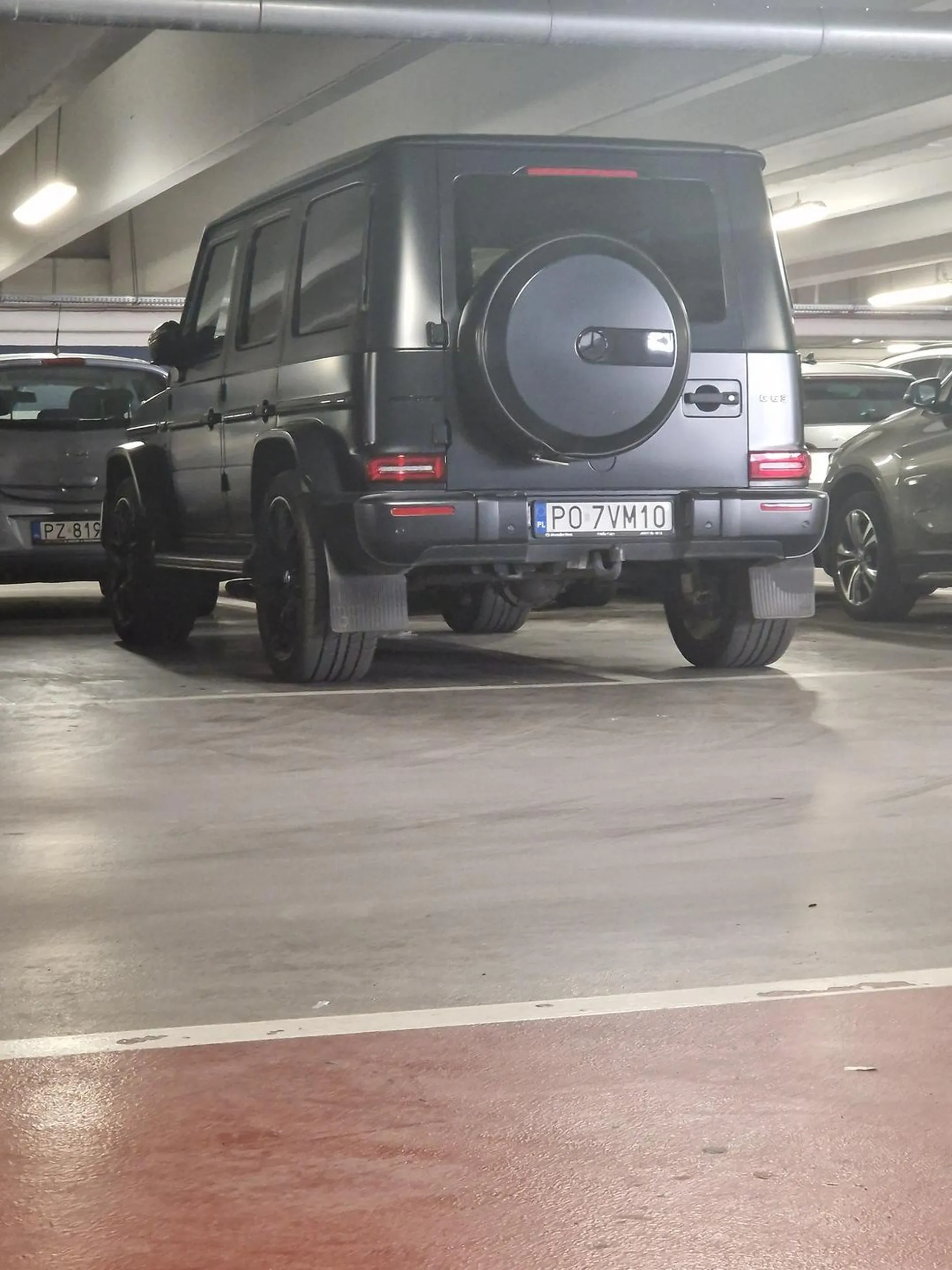 Nie pozdrawiam babki z tego auta nie można zaparkować bo stwierdziła że stanie na 2 miejscach wrzuciła wsteczny myślałem że po to żeby stanąć normalnie ale stwierdziła że tylko wyprostuje auto