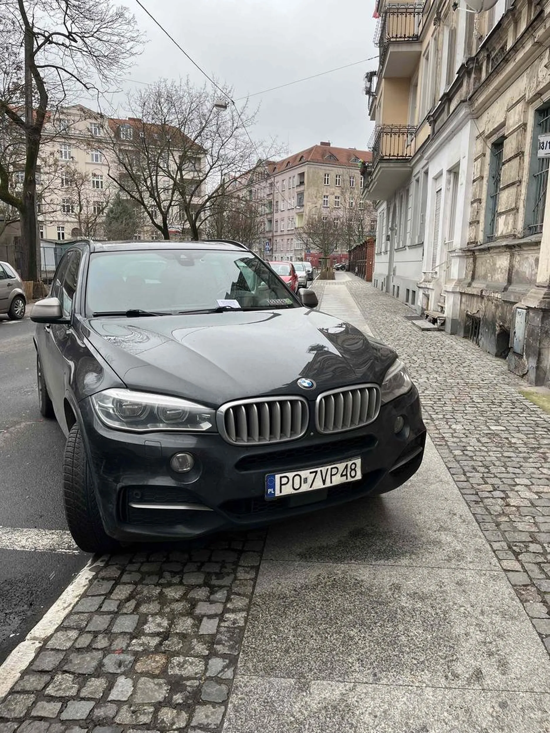 kierowca regularnie blokuje chodnik, żeby nie płacić za strefe parkownia