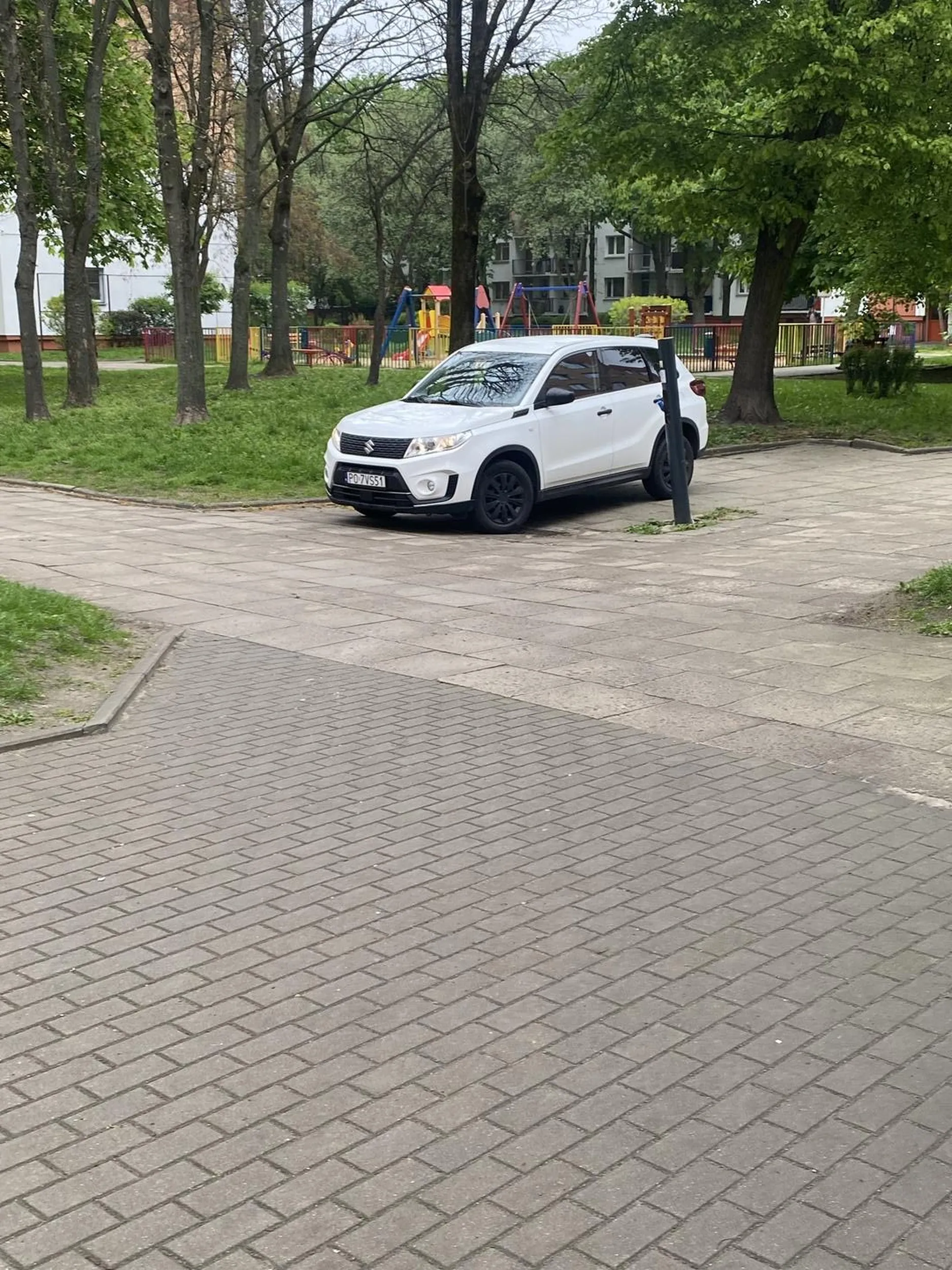 Kierowca tak bardzo się spieszył, że nawet zostawił samochód na włączonych światłach na środku osiedla