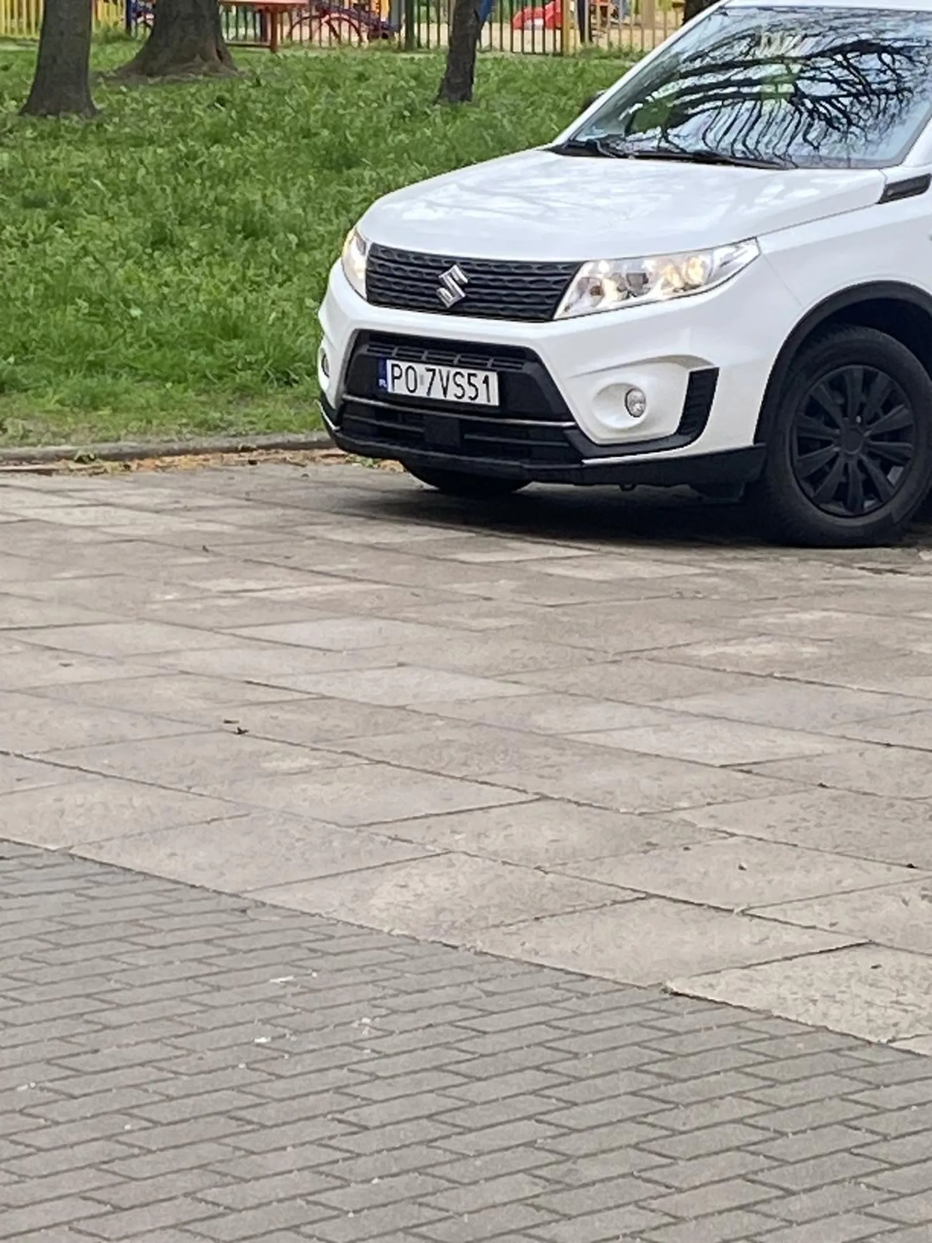 Kierowca tak bardzo się spieszył, że nawet zostawił samochód na włączonych światłach na środku osiedla