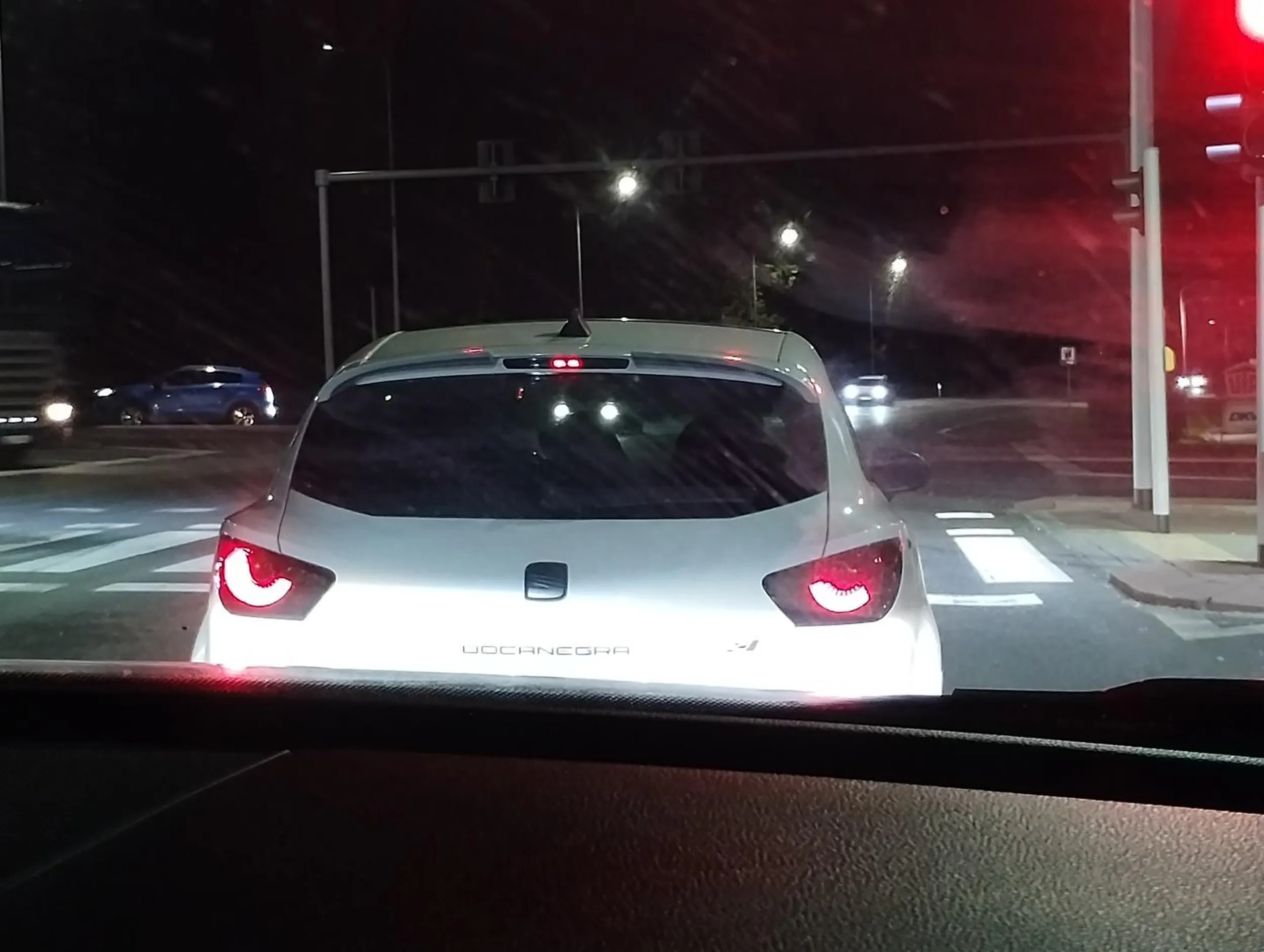 Auto brzmi tak, jak wygląda - jak gówno. Do tego światła stopu działają 2 (bodajże z 8) górne i częściowo lewe, prawe wcale XD Auto nie nadaje się właściwie do użytku, co tylko potwierdza zachowanie kierowcy na drodze.