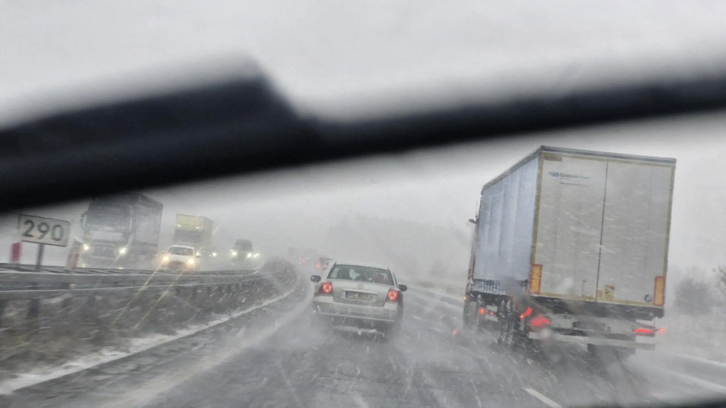 Ty fiucie zajeżdżający drogę bez wyraźnego powodu, oby ktoś cię tak wyhamował, żebyś wbił się w barierki albo naczepę tira, nagranie i zdjęcie samochodu już trafiło do służb ?