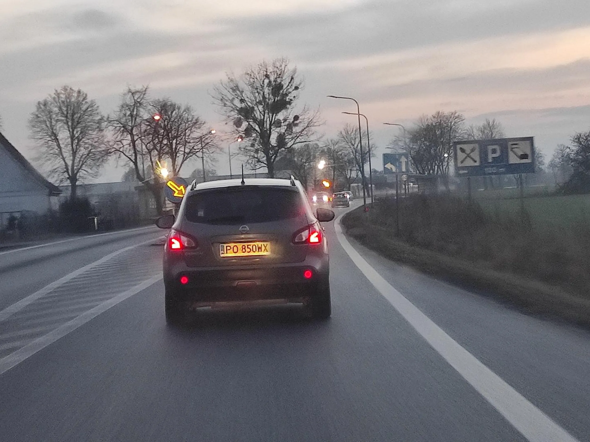 Wymusza, jedzie jak pi$da, chwieje sie na drodze. Akurat po sylwetrze na odcinku 20km tylko. A do Poznania ma jeszcze ze 100km. Wesoły chlor.