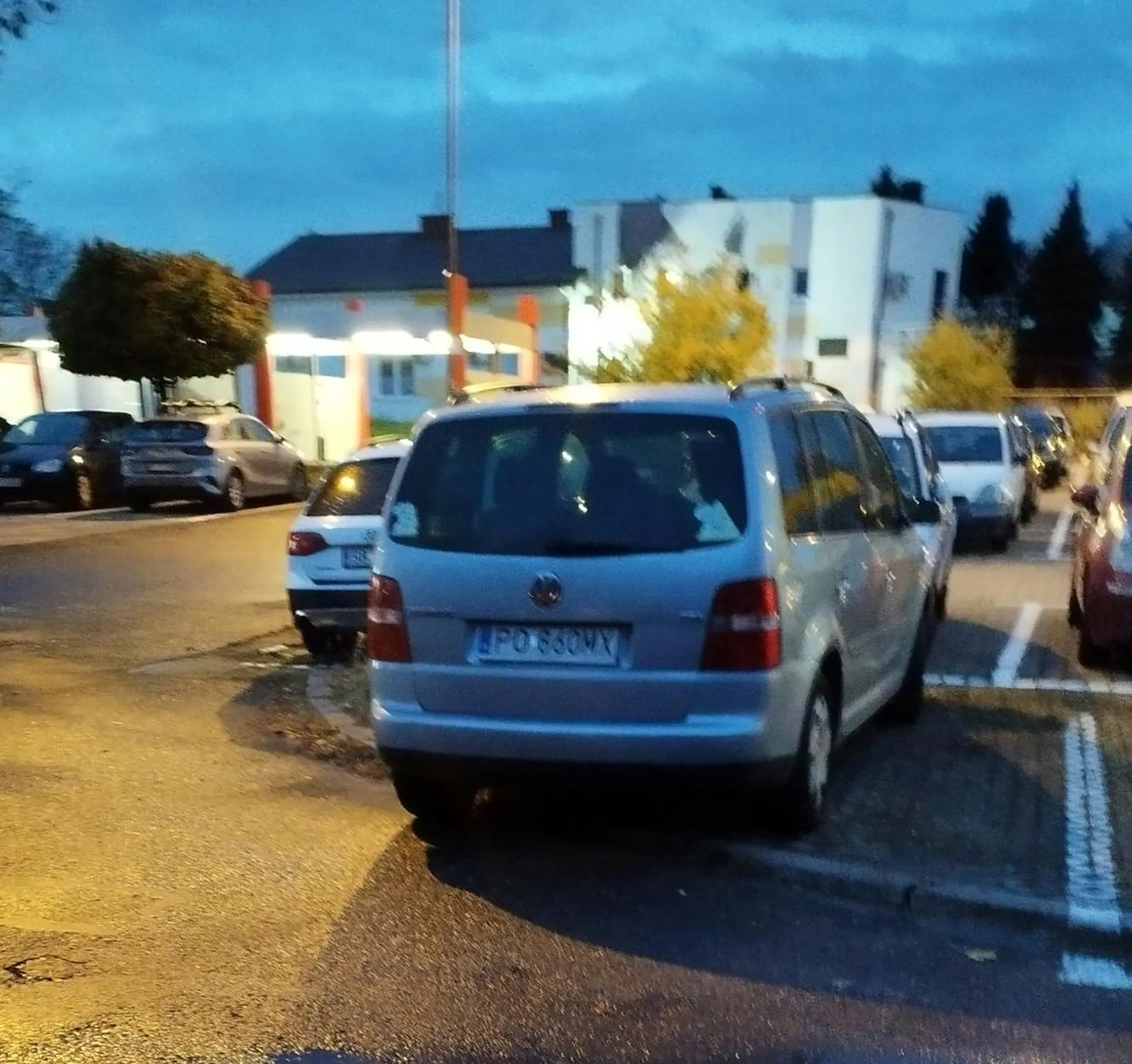To nie jest miejsce parkingowe, linii nie widzisz. Swietnie parkujesz na skrzyzowaniu.
