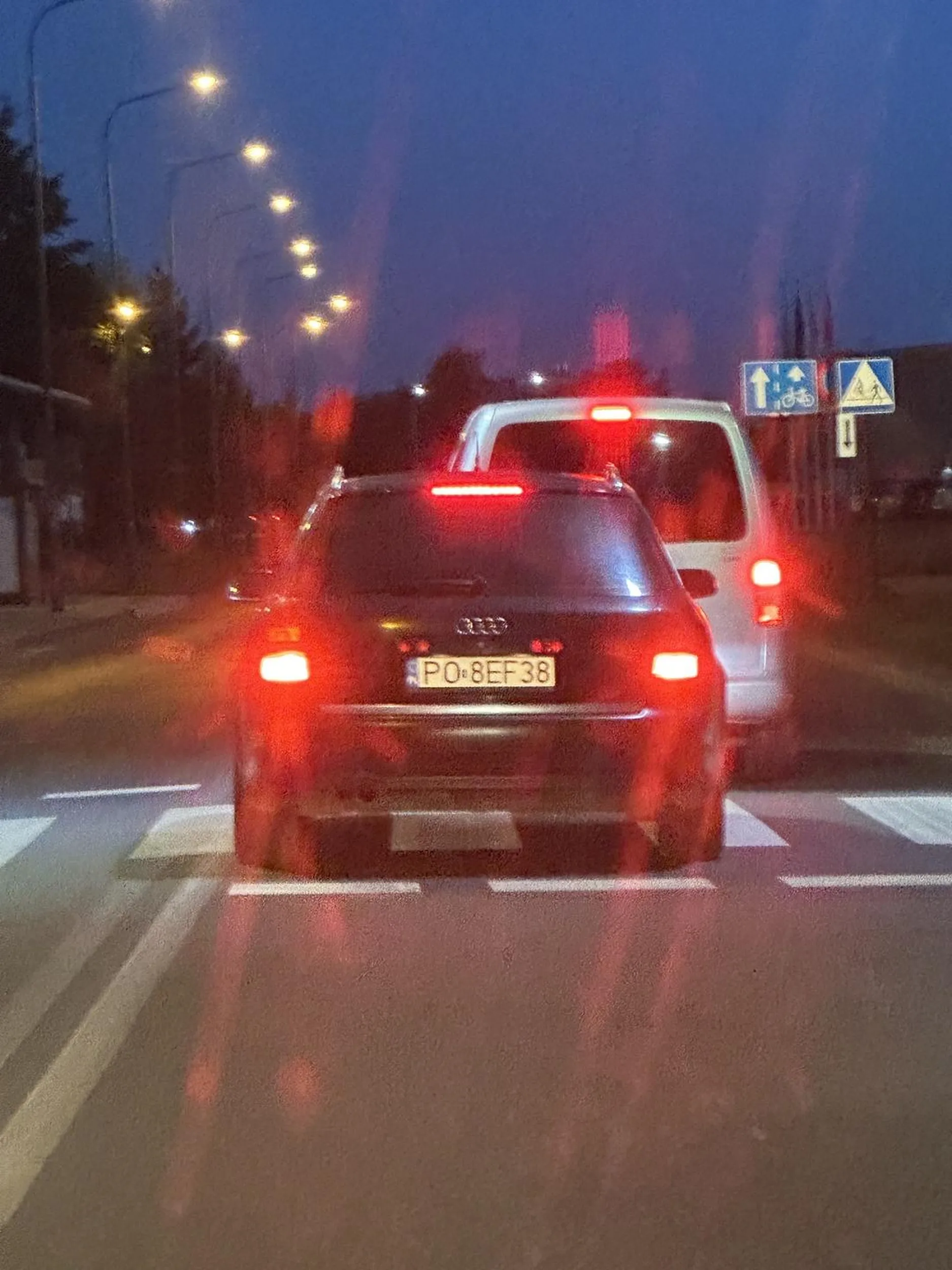 Tempy brodaty cham. Zamiast wpuscic na swoj pas urzadza sobie wyscigi po miescie. Dodatkowo najezdza chlopowi na dupe probujac wymusic zeby jechal szybciej niz 60 w terenie zabudowanym. Ha tfu