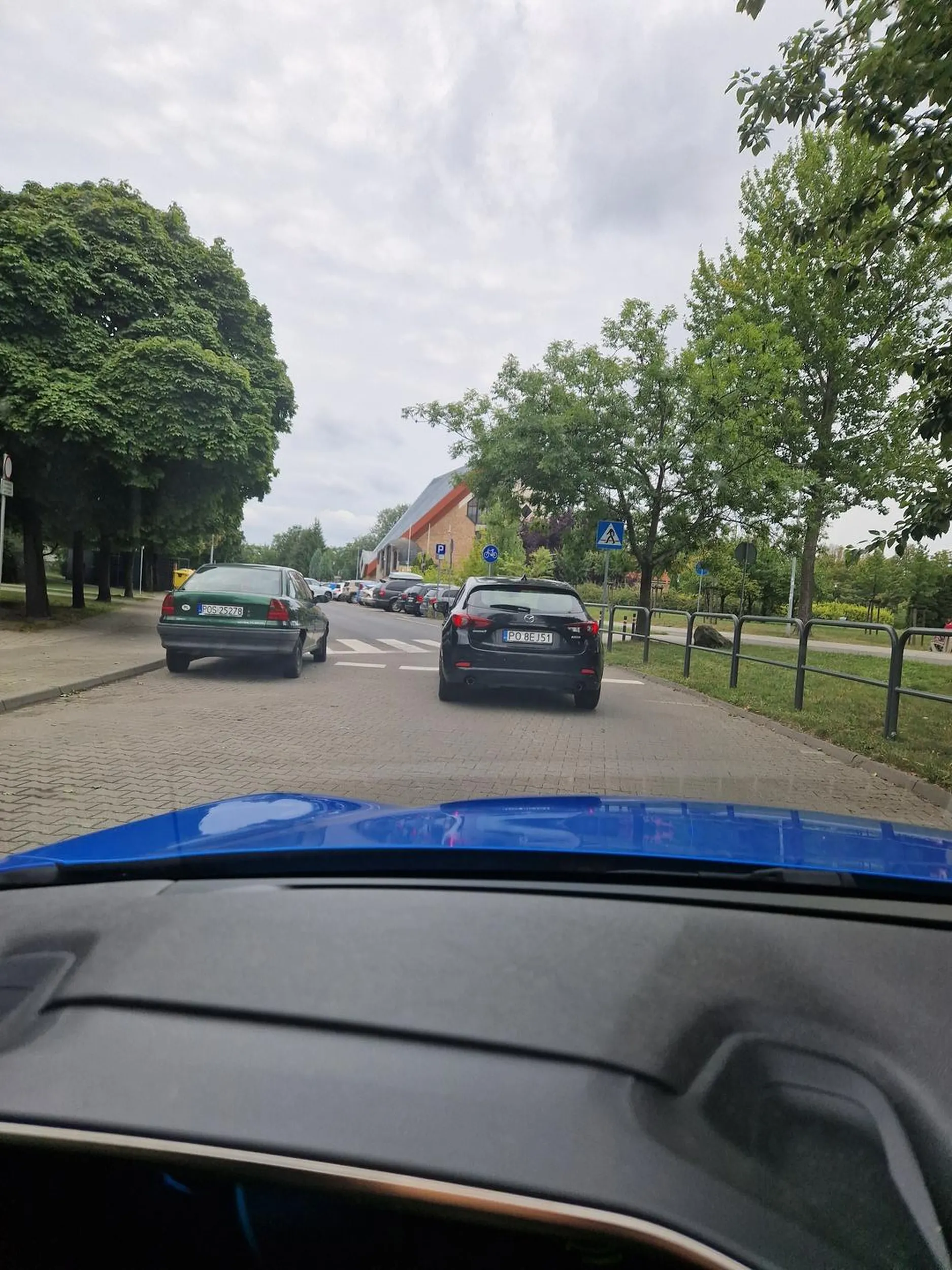 Facet zatrzymuje się co kawałek na drodze.