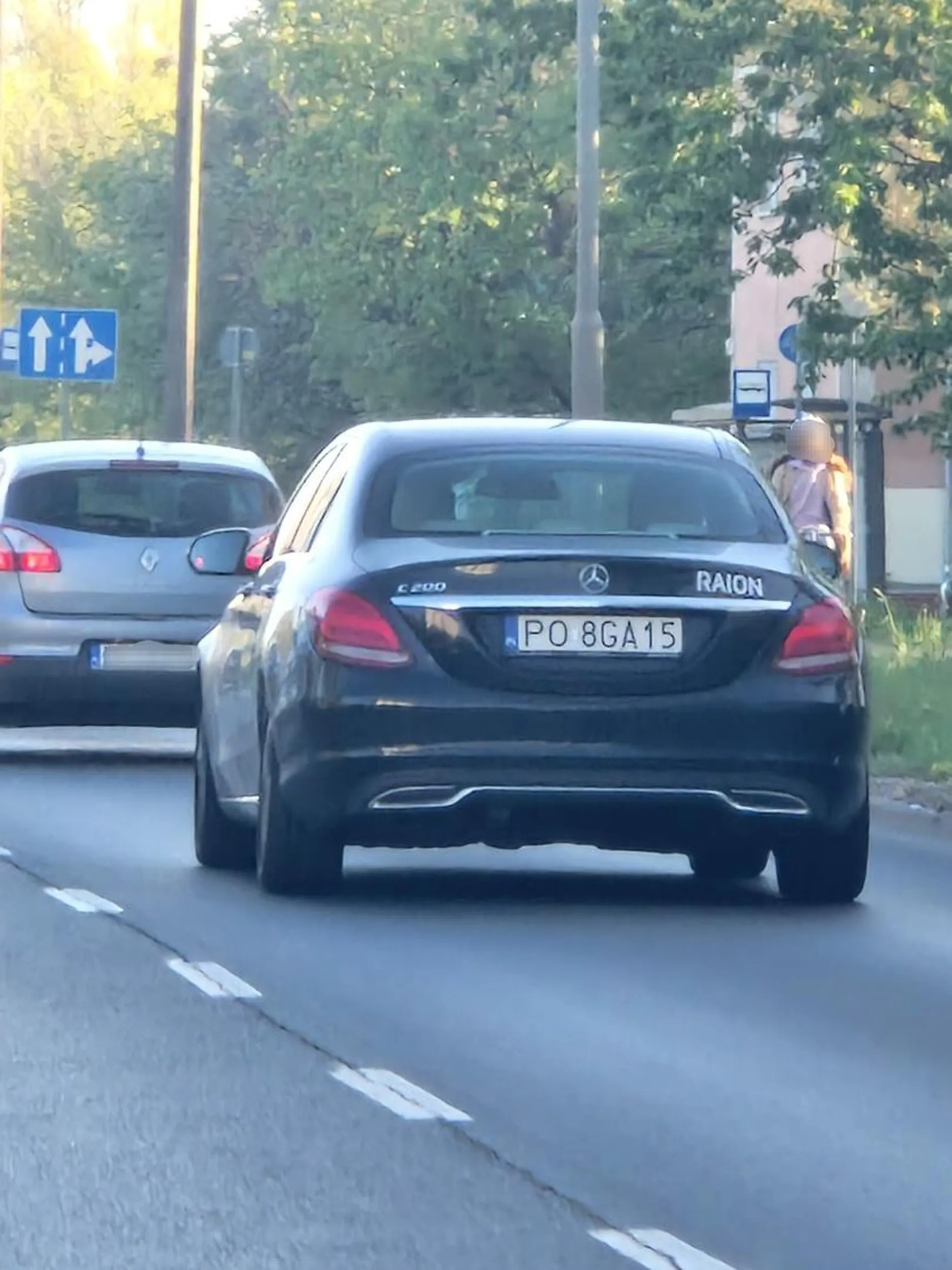 Jeździ jak po**bany, zmienia pasy bez kierunkowskazów, znacznie przekracza prędkość w terenie zabudowanym.