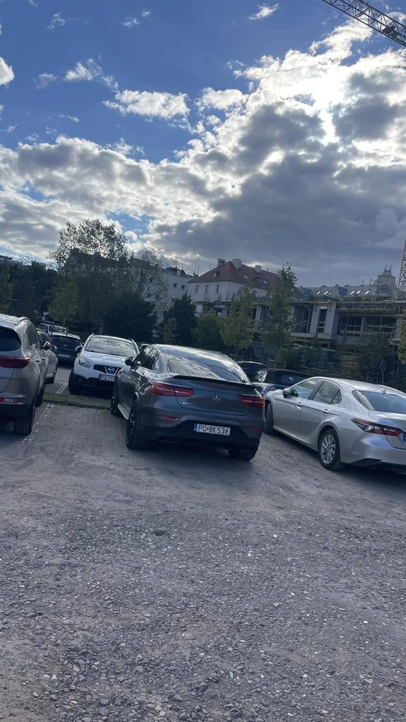 Duże auto, mały mózg właściciela z kompleksami. Kto nowobogackiemu zabroni parkować na dwóch miejscach..